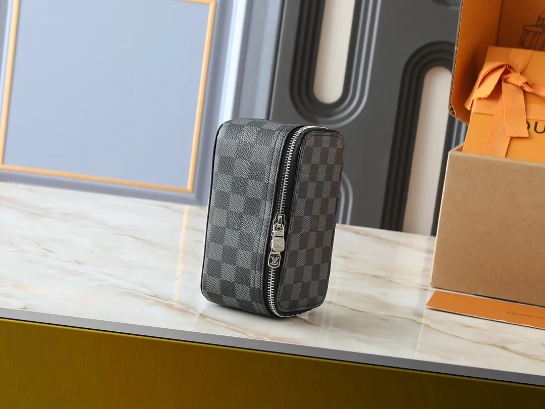 💰Large 130, medium 120, small 220💰Upgraded original M43690 M43689 M43688 old flower, black flower, black grid, jewelry box meets modern style travel jewelry box. Presbyopia storage box cosmetic bag box jewelry box, elegant red microfiber lining, this exquisite and elegant Monogram treasure can safely store earrings, necklaces, bracelets and rings. The size is large 34.0×22.0×8.5, medium 22.4x14x8.5, small 17x9.5x8.5 cm.