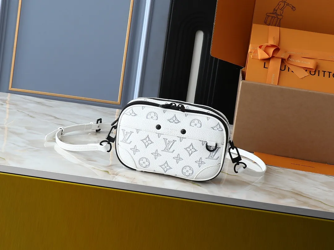 💰260💰Upgraded from the original M83383 M82542 M82544 M82801 mini men's messenger bag series. The new Zly hx NANO ALPHA handbag of the season. The Neo Alpha handbag condenses the design of the past Alpha handbag with rounded strokes and uses soft Monogram Eclipse canvas to build a casual silhouette. The ample space is equipped with a zipper compartment and front patch pocket to hold daily necessities such as mobile phones, cards and keys, and comes with a detachable and adjustable leather shoulder strap. 18.5 x 11 x 6.5 cm.