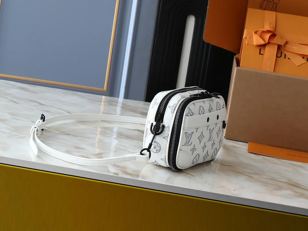 💰260💰Upgraded from the original M83383 M82542 M82544 M82801 mini men's messenger bag series. The new Zly hx NANO ALPHA handbag of the season. The Neo Alpha handbag condenses the design of the past Alpha handbag with rounded strokes and uses soft Monogram Eclipse canvas to build a casual silhouette. The ample space is equipped with a zipper compartment and front patch pocket to hold daily necessities such as mobile phones, cards and keys, and comes with a detachable and adjustable leather shoulder strap. 18.5 x 11 x 6.5 cm.