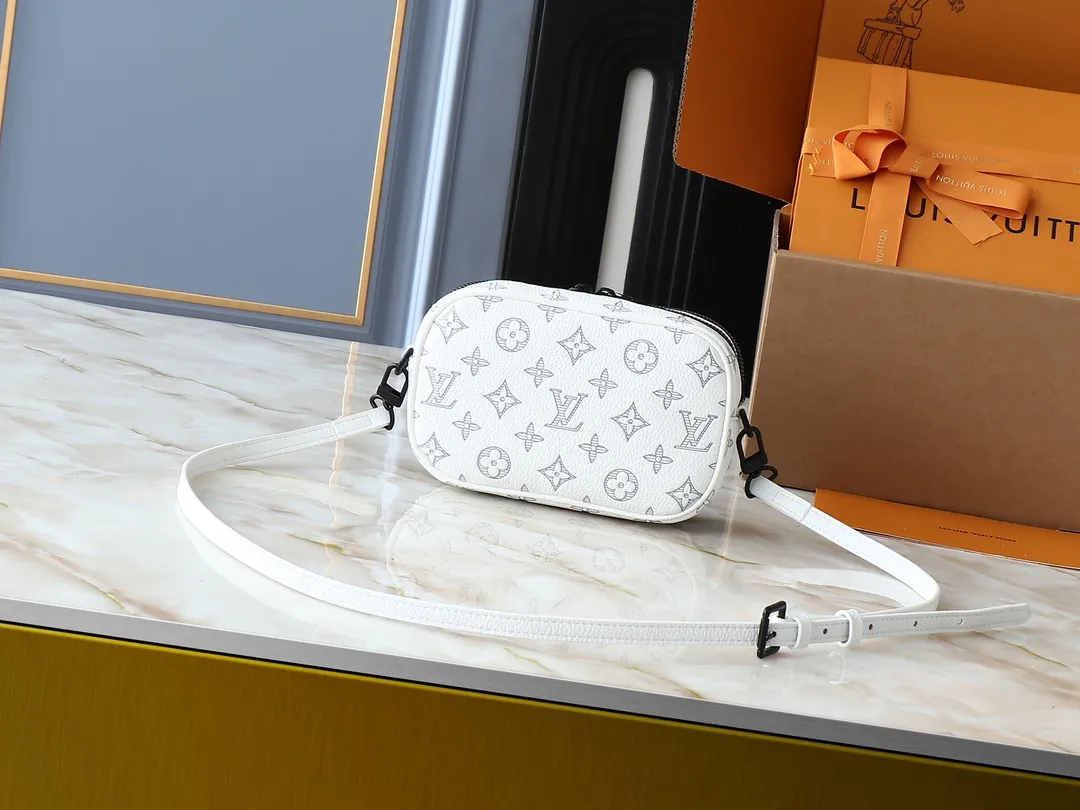 💰260💰Upgraded from the original M83383 M82542 M82544 M82801 mini men's messenger bag series. The new Zly hx NANO ALPHA handbag of the season. The Neo Alpha handbag condenses the design of the past Alpha handbag with rounded strokes and uses soft Monogram Eclipse canvas to build a casual silhouette. The ample space is equipped with a zipper compartment and front patch pocket to hold daily necessities such as mobile phones, cards and keys, and comes with a detachable and adjustable leather shoulder strap. 18.5 x 11 x 6.5 cm.