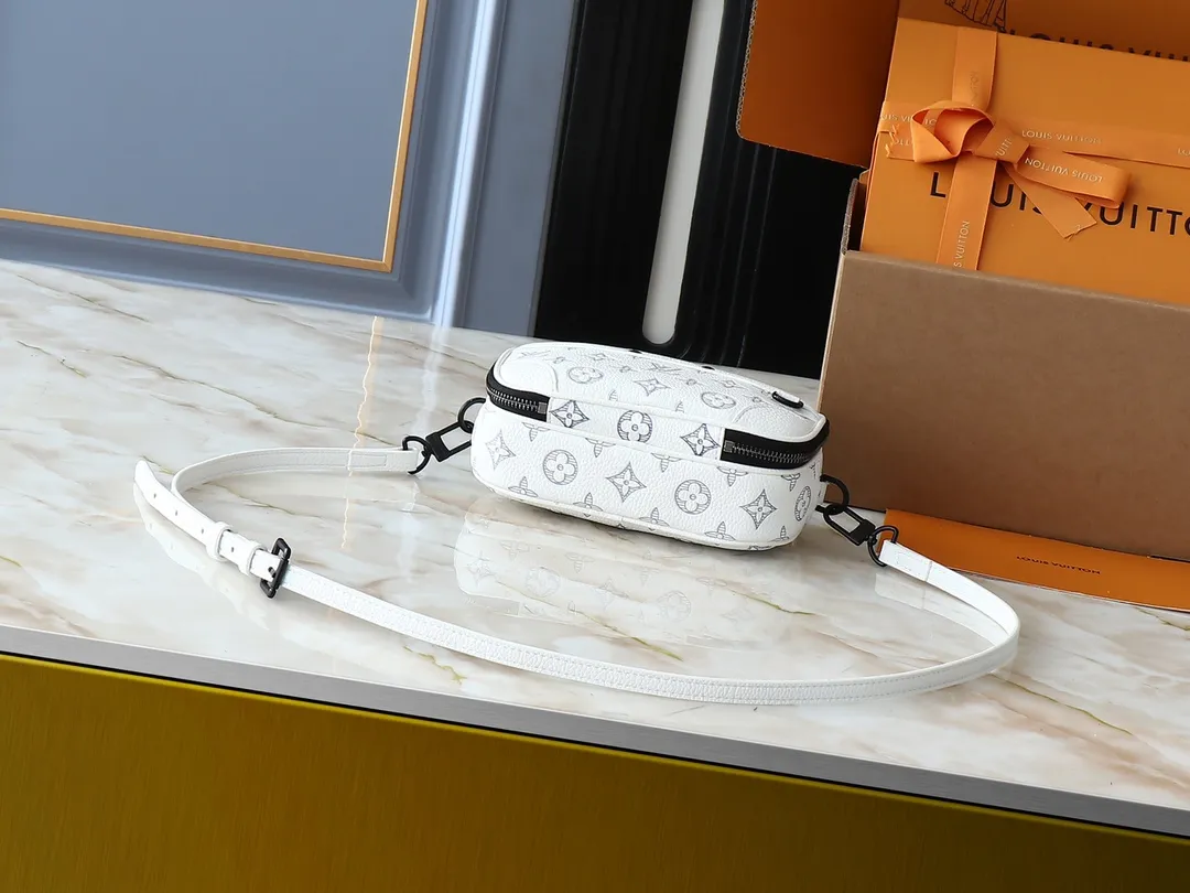 💰260💰Upgraded from the original M83383 M82542 M82544 M82801 mini men's messenger bag series. The new Zly hx NANO ALPHA handbag of the season. The Neo Alpha handbag condenses the design of the past Alpha handbag with rounded strokes and uses soft Monogram Eclipse canvas to build a casual silhouette. The ample space is equipped with a zipper compartment and front patch pocket to hold daily necessities such as mobile phones, cards and keys, and comes with a detachable and adjustable leather shoulder strap. 18.5 x 11 x 6.5 cm.