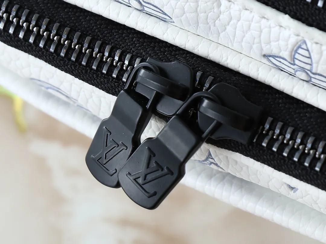 💰260💰Upgraded from the original M83383 M82542 M82544 M82801 mini men's messenger bag series. The new Zly hx NANO ALPHA handbag of the season. The Neo Alpha handbag condenses the design of the past Alpha handbag with rounded strokes and uses soft Monogram Eclipse canvas to build a casual silhouette. The ample space is equipped with a zipper compartment and front patch pocket to hold daily necessities such as mobile phones, cards and keys, and comes with a detachable and adjustable leather shoulder strap. 18.5 x 11 x 6.5 cm.