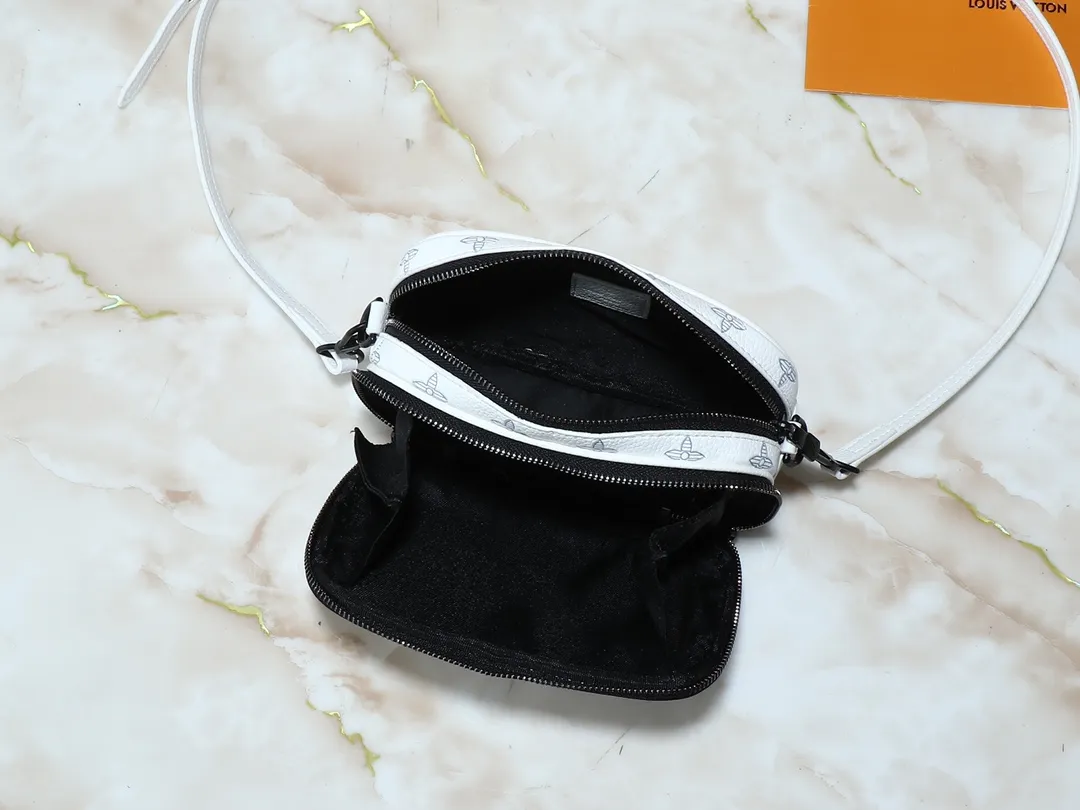 💰260💰Upgraded from the original M83383 M82542 M82544 M82801 mini men's messenger bag series. The new Zly hx NANO ALPHA handbag of the season. The Neo Alpha handbag condenses the design of the past Alpha handbag with rounded strokes and uses soft Monogram Eclipse canvas to build a casual silhouette. The ample space is equipped with a zipper compartment and front patch pocket to hold daily necessities such as mobile phones, cards and keys, and comes with a detachable and adjustable leather shoulder strap. 18.5 x 11 x 6.5 cm.