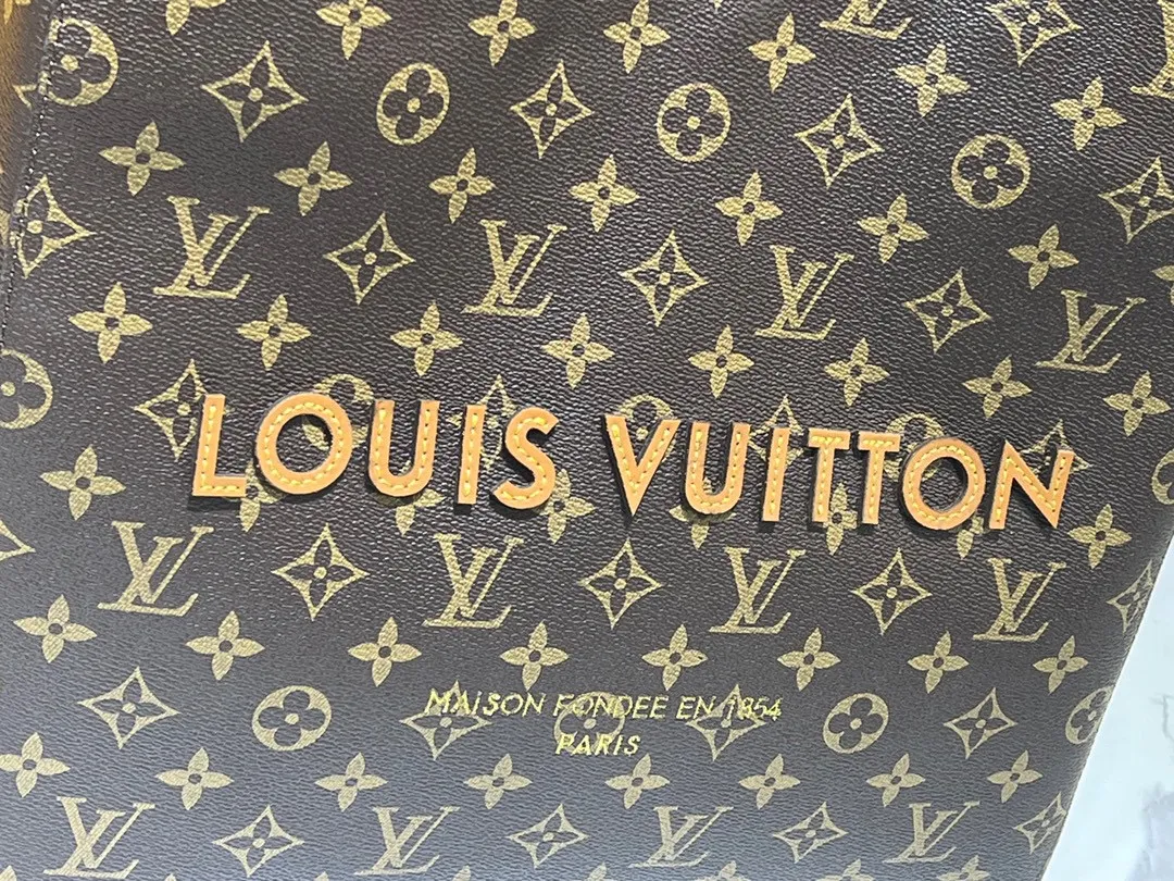 Batch 320💰Medium M24457 This medium Shopper handbag draws inspiration from Louis Vuitton shopping bags, with the words Louis Vuitton and Maison Fondée En 1854 written on soft cow leather, with a top handle and a detachable shoulder strap. Dimensions: 34x31x14cm
