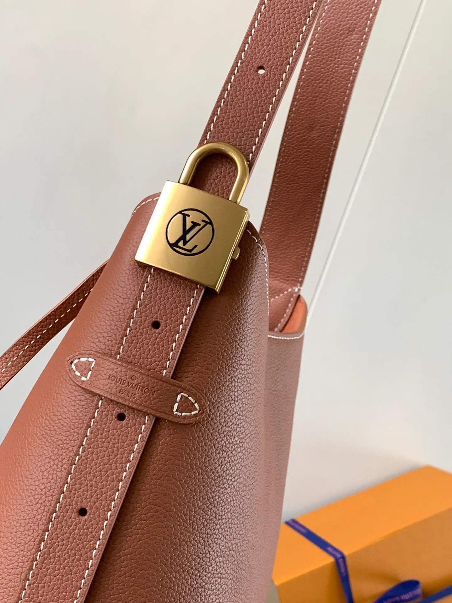 💰1160 (top-grain leather) top original order, change chip version, M25352 black, M25354 brown, 25353 yellow, Low Key Hobo small handbag is made of smooth cow leather with suede cow leather lining, which can accommodate short wallets, large smartphones, keys and other small items. The shoulder strap is adjustable with a padlock buckle, and a removable Monogram canvas zippered interior pocket keeps it organized. 24.0 x 28.0 x 16.0 cm (length x height x width)