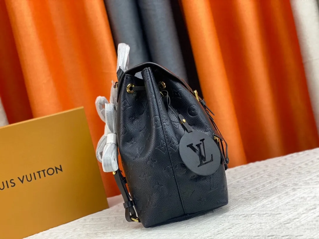 P220 M45501M45410M45205MM45397-The Montsouris backpack, which came out in 1994, is this time covered in Monogram Empreinte embossed leather, embellished with vintage metal buckles and LV charms. The zippered outer pocket allows for easy access, and the adjustable shoulder strap provides a comfortable shoulder carrying experience. Detailed features 27.5 x 33.0 x 14.0 cm (L x H x W) Embossed cowhide Leather trim Microfiber lining Metal hardware Leather carrying handle Adjustable leather shoulder strap Magnetic closure with drawstring Removable leather LV charm Zippered outer pocket Open inner pocket Handle: single handle