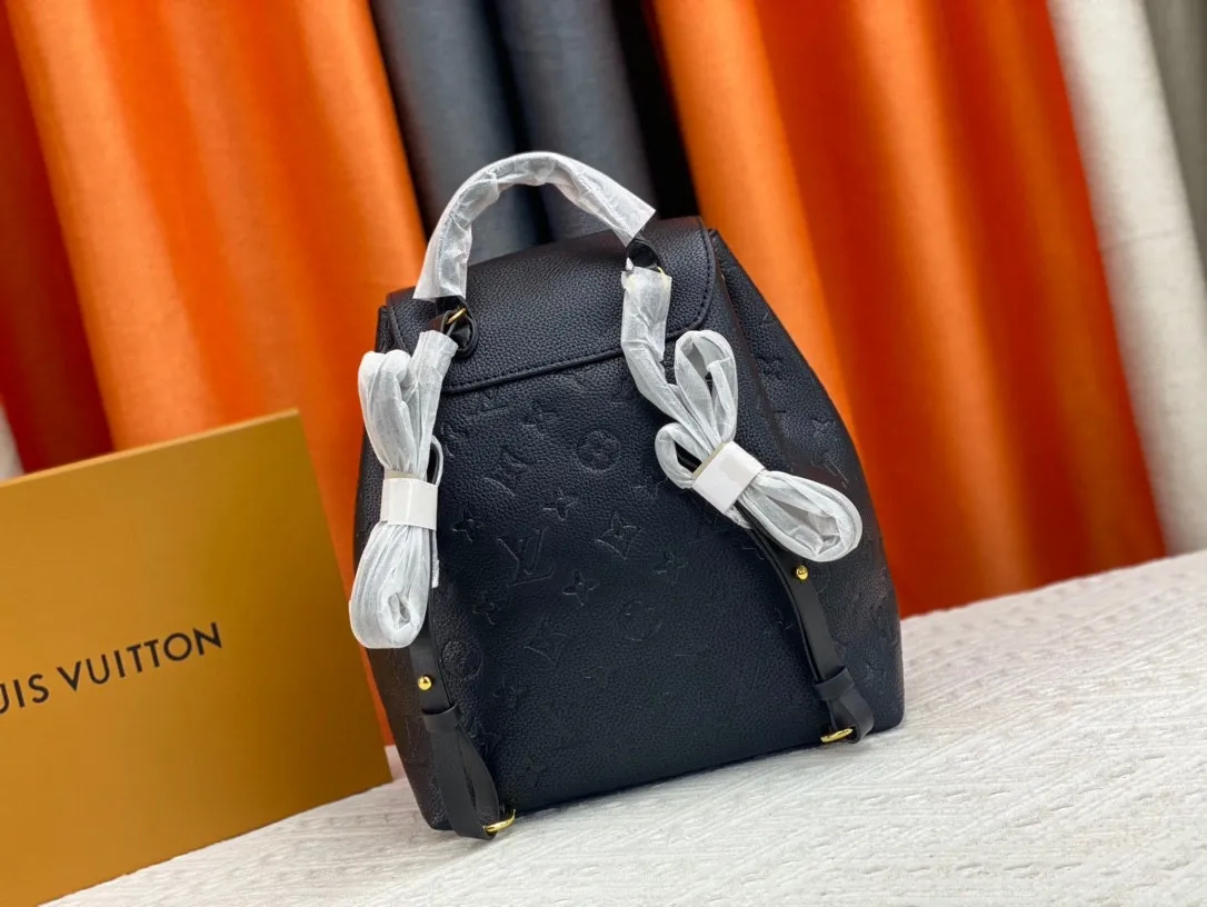 P220 M45501M45410M45205MM45397-The Montsouris backpack, which came out in 1994, is this time covered in Monogram Empreinte embossed leather, embellished with vintage metal buckles and LV charms. The zippered outer pocket allows for easy access, and the adjustable shoulder strap provides a comfortable shoulder carrying experience. Detailed features 27.5 x 33.0 x 14.0 cm (L x H x W) Embossed cowhide Leather trim Microfiber lining Metal hardware Leather carrying handle Adjustable leather shoulder strap Magnetic closure with drawstring Removable leather LV charm Zippered outer pocket Open inner pocket Handle: single handle