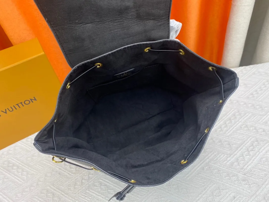 P220 M45501M45410M45205MM45397-The Montsouris backpack, which came out in 1994, is this time covered in Monogram Empreinte embossed leather, embellished with vintage metal buckles and LV charms. The zippered outer pocket allows for easy access, and the adjustable shoulder strap provides a comfortable shoulder carrying experience. Detailed features 27.5 x 33.0 x 14.0 cm (L x H x W) Embossed cowhide Leather trim Microfiber lining Metal hardware Leather carrying handle Adjustable leather shoulder strap Magnetic closure with drawstring Removable leather LV charm Zippered outer pocket Open inner pocket Handle: single handle