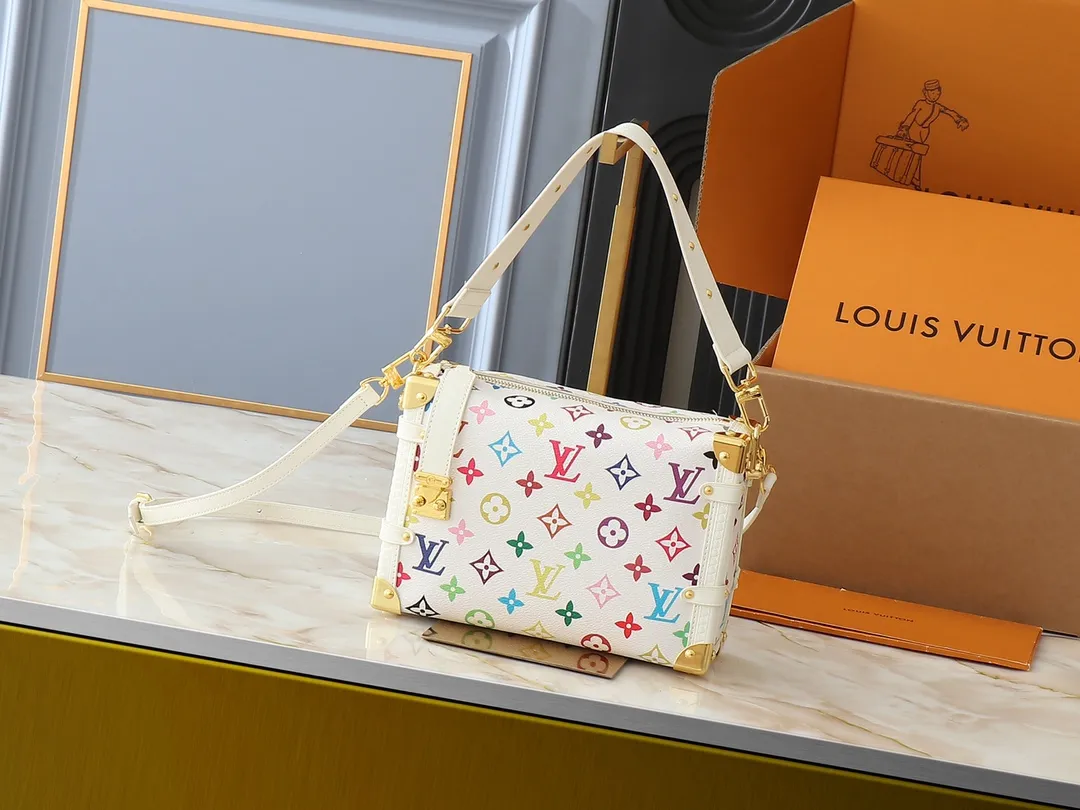 💰280💰Upgraded from the original M14046 M46358. This medium-sized Side Trunk handbag uses a humorous Monogram pattern to express the smart style of the Louis Vuitton The square shape is a nod to the brand's classic luggage, and the removable studded handle and shoulder strap allow for flexible carrying. Dimensions: 23.5 x 16.0 x 8.5 cm (length x height x width)