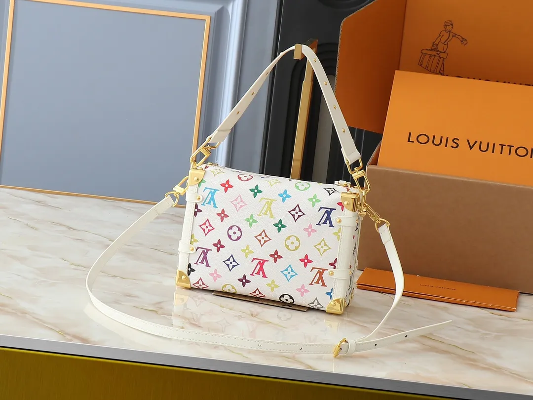 💰280💰Upgraded from the original M14046 M46358. This medium-sized Side Trunk handbag uses a humorous Monogram pattern to express the smart style of the Louis Vuitton The square shape is a nod to the brand's classic luggage, and the removable studded handle and shoulder strap allow for flexible carrying. Dimensions: 23.5 x 16.0 x 8.5 cm (length x height x width)