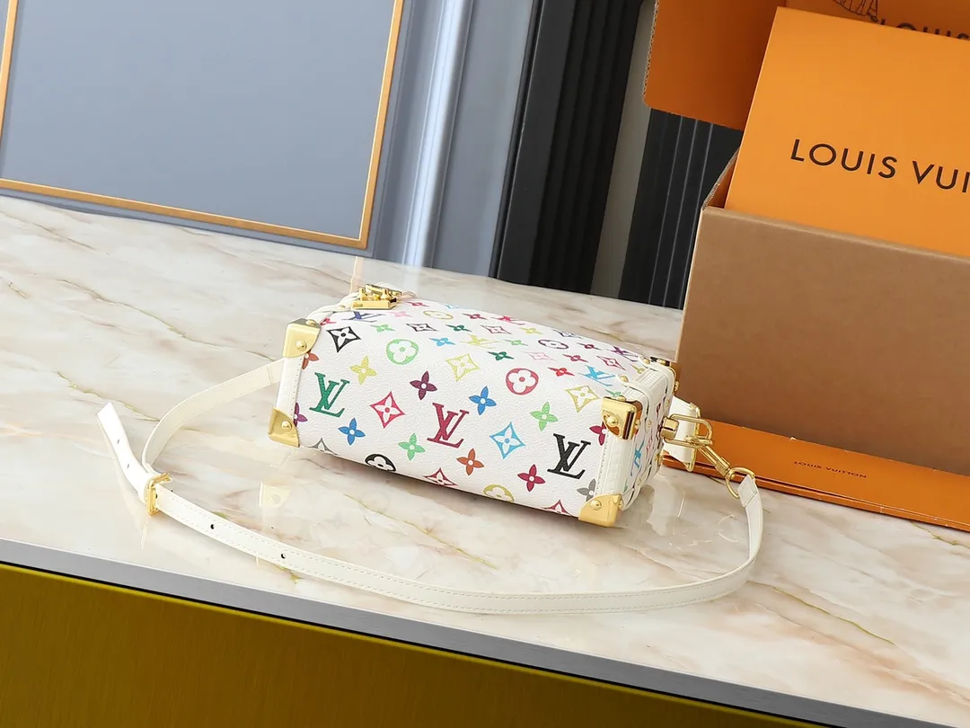 💰280💰Upgraded from the original M14046 M46358. This medium-sized Side Trunk handbag uses a humorous Monogram pattern to express the smart style of the Louis Vuitton The square shape is a nod to the brand's classic luggage, and the removable studded handle and shoulder strap allow for flexible carrying. Dimensions: 23.5 x 16.0 x 8.5 cm (length x height x width)