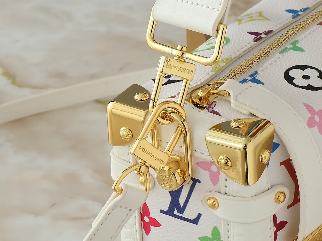 💰280💰Upgraded from the original M14046 M46358. This medium-sized Side Trunk handbag uses a humorous Monogram pattern to express the smart style of the Louis Vuitton The square shape is a nod to the brand's classic luggage, and the removable studded handle and shoulder strap allow for flexible carrying. Dimensions: 23.5 x 16.0 x 8.5 cm (length x height x width)