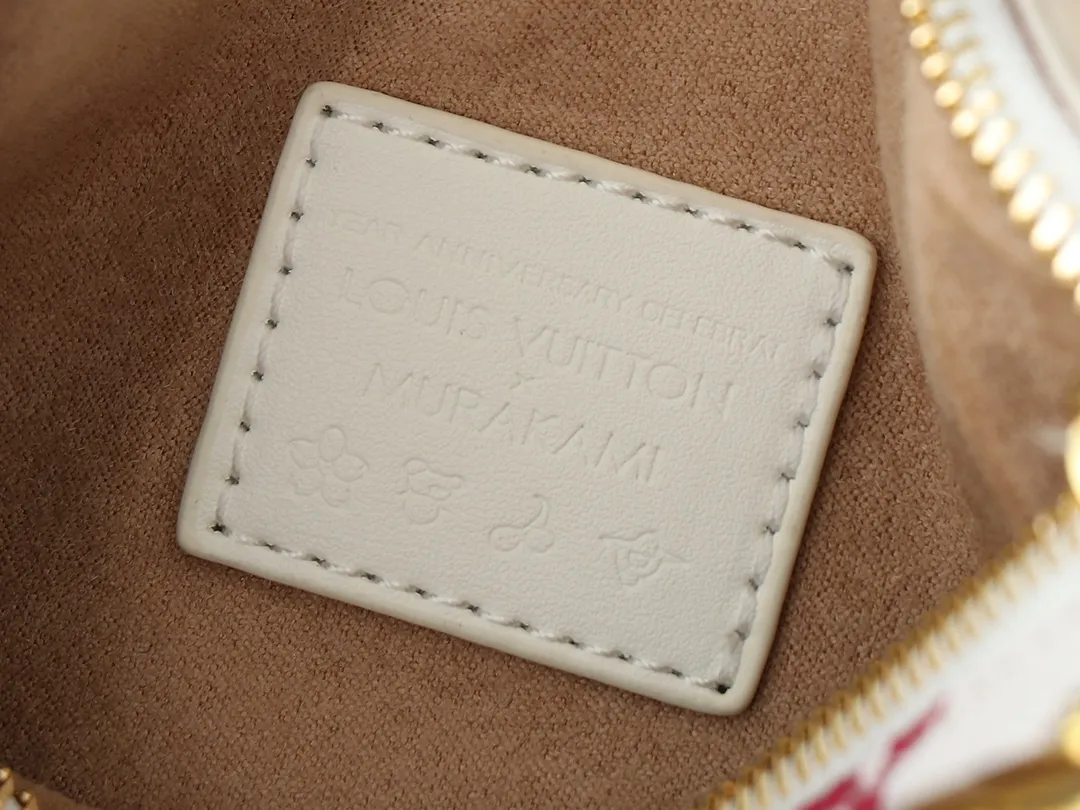 💰280💰Upgraded from the original M14046 M46358. This medium-sized Side Trunk handbag uses a humorous Monogram pattern to express the smart style of the Louis Vuitton The square shape is a nod to the brand's classic luggage, and the removable studded handle and shoulder strap allow for flexible carrying. Dimensions: 23.5 x 16.0 x 8.5 cm (length x height x width)