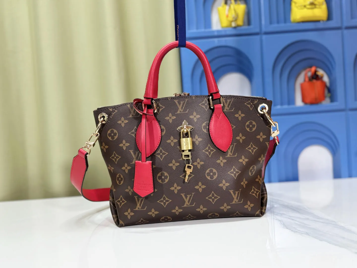 P Large 140 Small 130 Upgraded Original M44351 M44350 M44359 This FlowerBB zipper Tote handbag is made of soft Monogram canvas, equipped with smooth leather handles, shoulder straps and side seams. The shining golden metal flower padlock is the finishing touch. The versatile small bag has a soft, round shape that adds Louis Vuitton's signature femininity to casual looks. Large size 36-28-17, small size 29-23.5-13.5