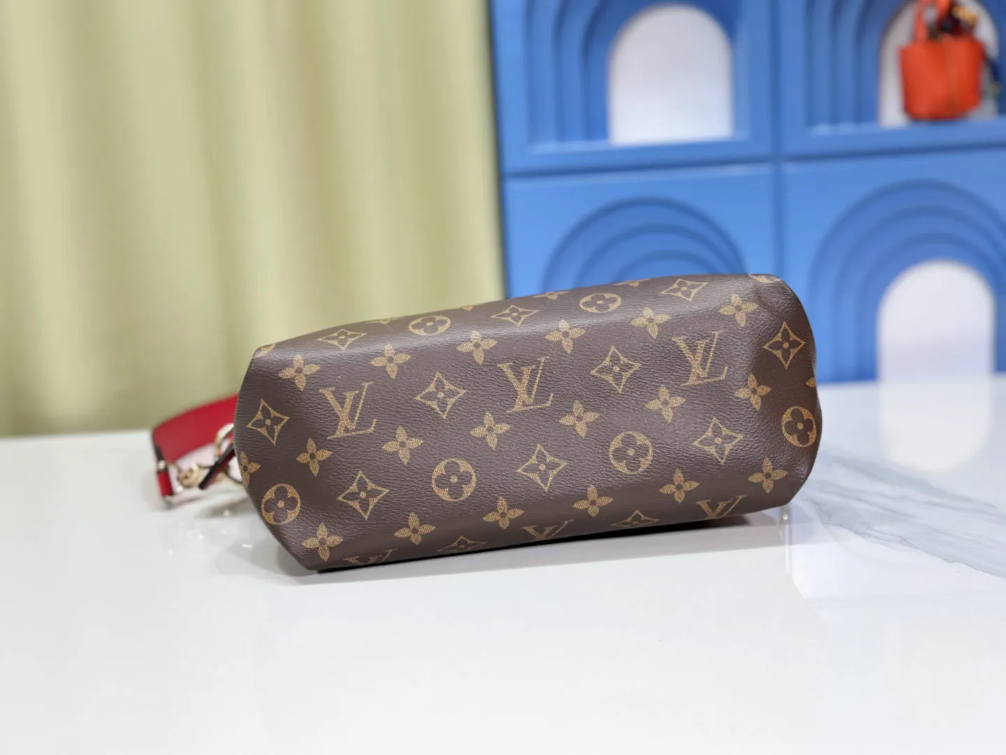 P Large 140 Small 130 Upgraded Original M44351 M44350 M44359 This FlowerBB zipper Tote handbag is made of soft Monogram canvas, equipped with smooth leather handles, shoulder straps and side seams. The shining golden metal flower padlock is the finishing touch. The versatile small bag has a soft, round shape that adds Louis Vuitton's signature femininity to casual looks. Large size 36-28-17, small size 29-23.5-13.5