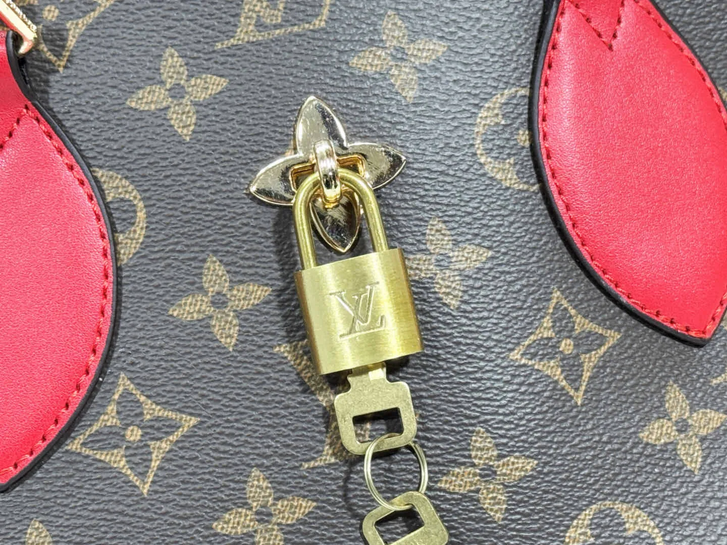 P Large 140 Small 130 Upgraded Original M44351 M44350 M44359 This FlowerBB zipper Tote handbag is made of soft Monogram canvas, equipped with smooth leather handles, shoulder straps and side seams. The shining golden metal flower padlock is the finishing touch. The versatile small bag has a soft, round shape that adds Louis Vuitton's signature femininity to casual looks. Large size 36-28-17, small size 29-23.5-13.5