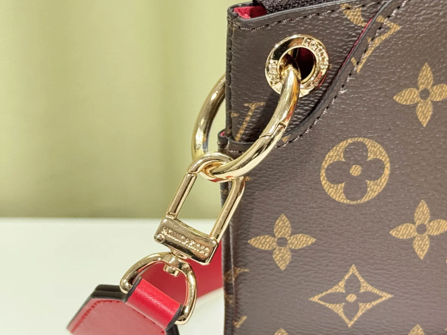 P Large 140 Small 130 Upgraded Original M44351 M44350 M44359 This FlowerBB zipper Tote handbag is made of soft Monogram canvas, equipped with smooth leather handles, shoulder straps and side seams. The shining golden metal flower padlock is the finishing touch. The versatile small bag has a soft, round shape that adds Louis Vuitton's signature femininity to casual looks. Large size 36-28-17, small size 29-23.5-13.5