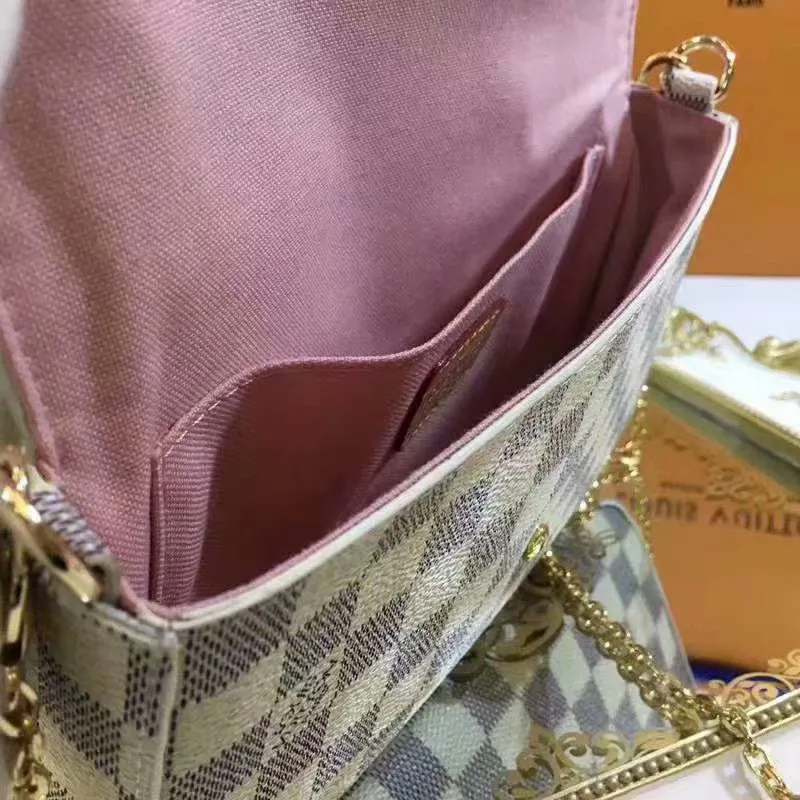 P140 Model: 61276 Size 21/11/2 Introduction: The Louis vuitton Felicie three-piece handbag is elegant and luxurious. It contains two detachable pockets and is a fashionable choice for carrying and organizing your daily necessities. It is more than just a wallet, after removing the gold chain, it can also be used as a charming clutch or small handbag ""