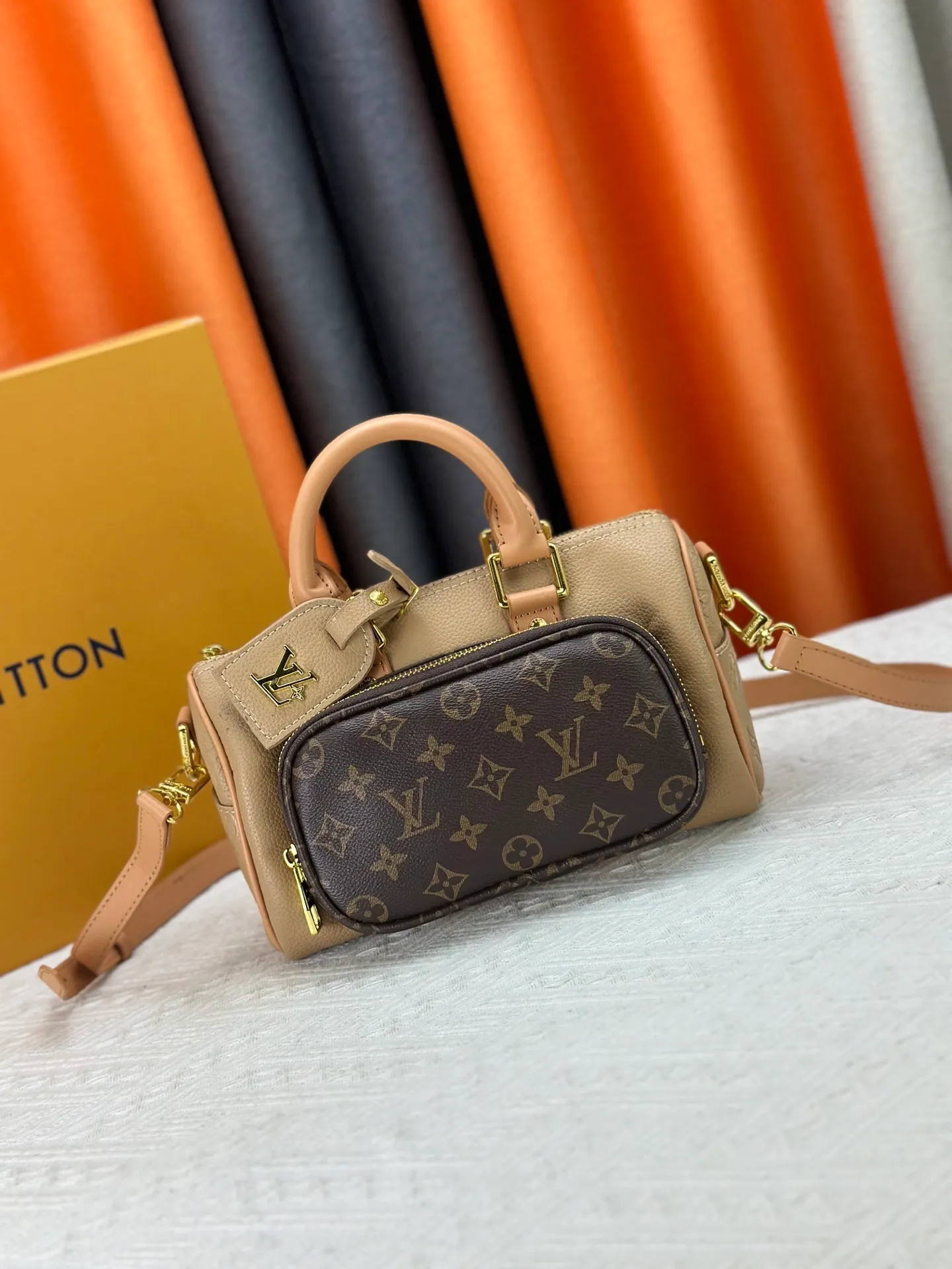 P260 Upgraded original M13988 full leather black M12627 khaki presbyopia, black grass green 46271 black flower This Keepall Bandoulière 25 handbag is made of grain leather with suede details and distressed metal parts. The Monogram canvas outer bag is opened with a cord zipper, making it easy to access and place your belongings. Removable and adjustable leather shoulder strap provides comfortable shoulder carrying experience. Length, height and width: 25x15x11cm