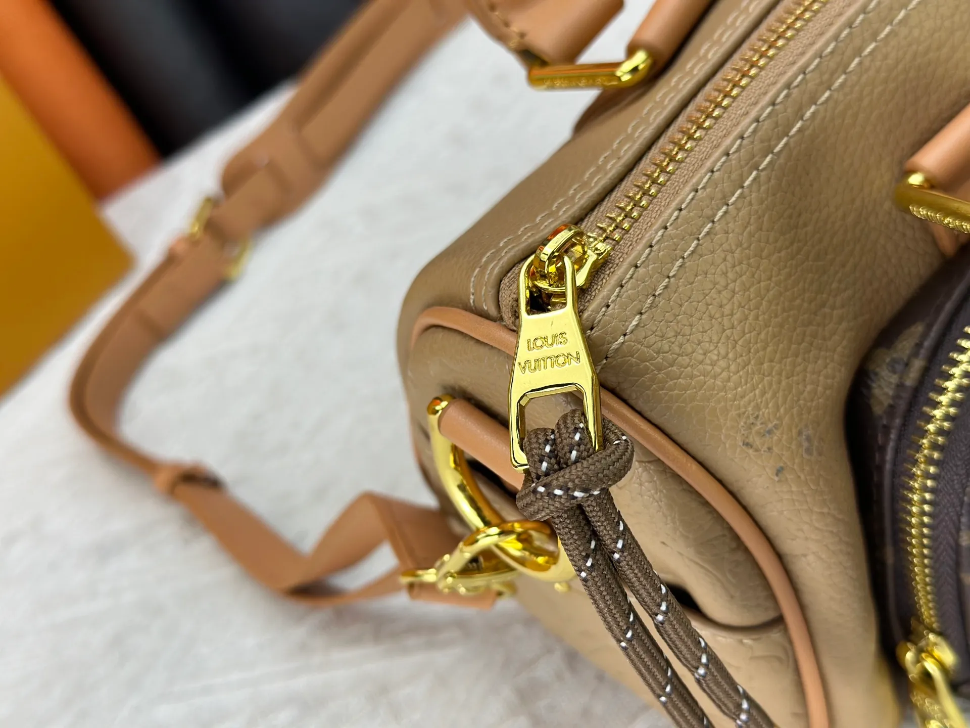 P260 Upgraded original M13988 full leather black M12627 khaki presbyopia, black grass green 46271 black flower This Keepall Bandoulière 25 handbag is made of grain leather with suede details and distressed metal parts. The Monogram canvas outer bag is opened with a cord zipper, making it easy to access and place your belongings. Removable and adjustable leather shoulder strap provides comfortable shoulder carrying experience. Length, height and width: 25x15x11cm