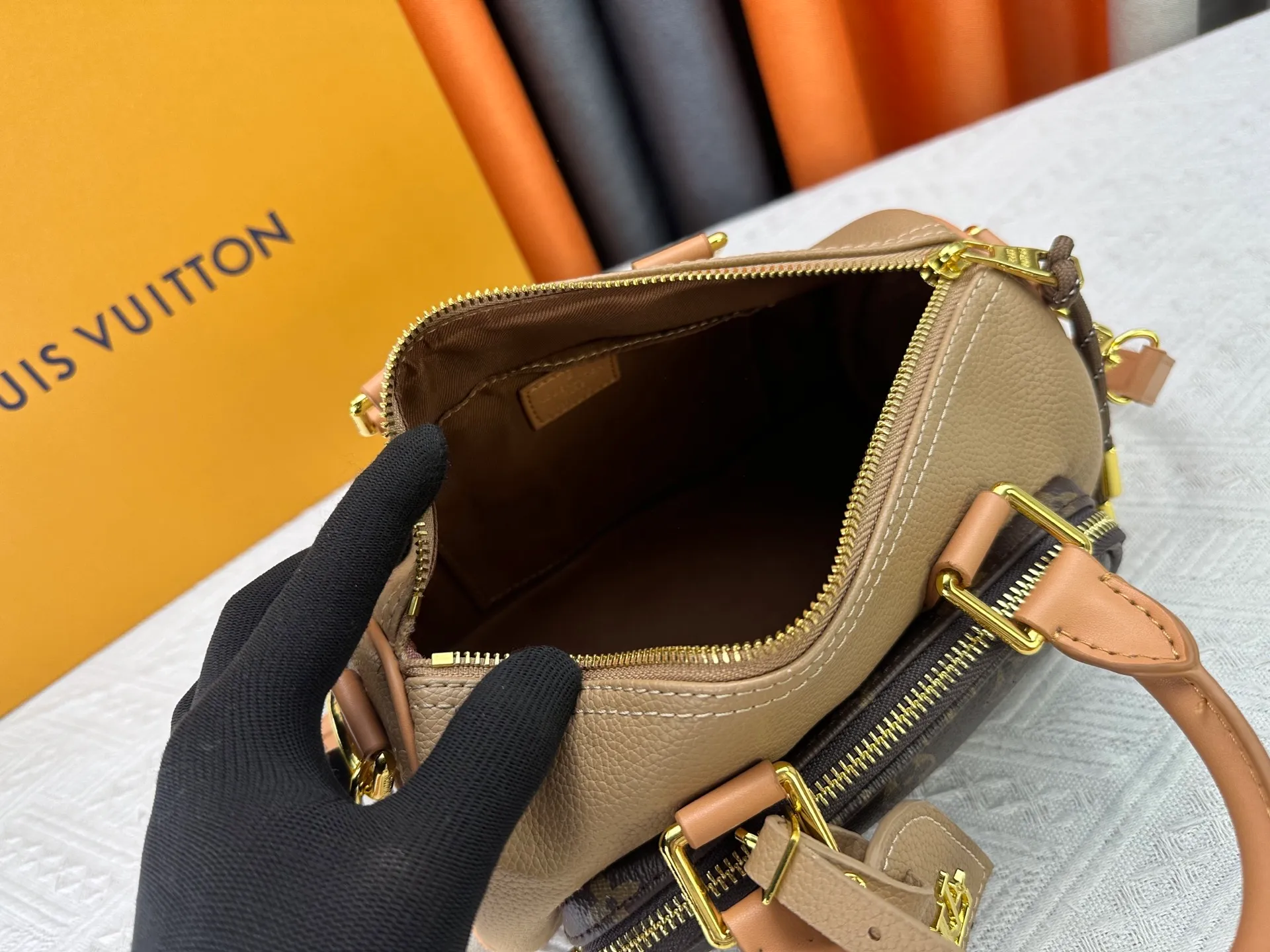 P260 Upgraded original M13988 full leather black M12627 khaki presbyopia, black grass green 46271 black flower This Keepall Bandoulière 25 handbag is made of grain leather with suede details and distressed metal parts. The Monogram canvas outer bag is opened with a cord zipper, making it easy to access and place your belongings. Removable and adjustable leather shoulder strap provides comfortable shoulder carrying experience. Length, height and width: 25x15x11cm