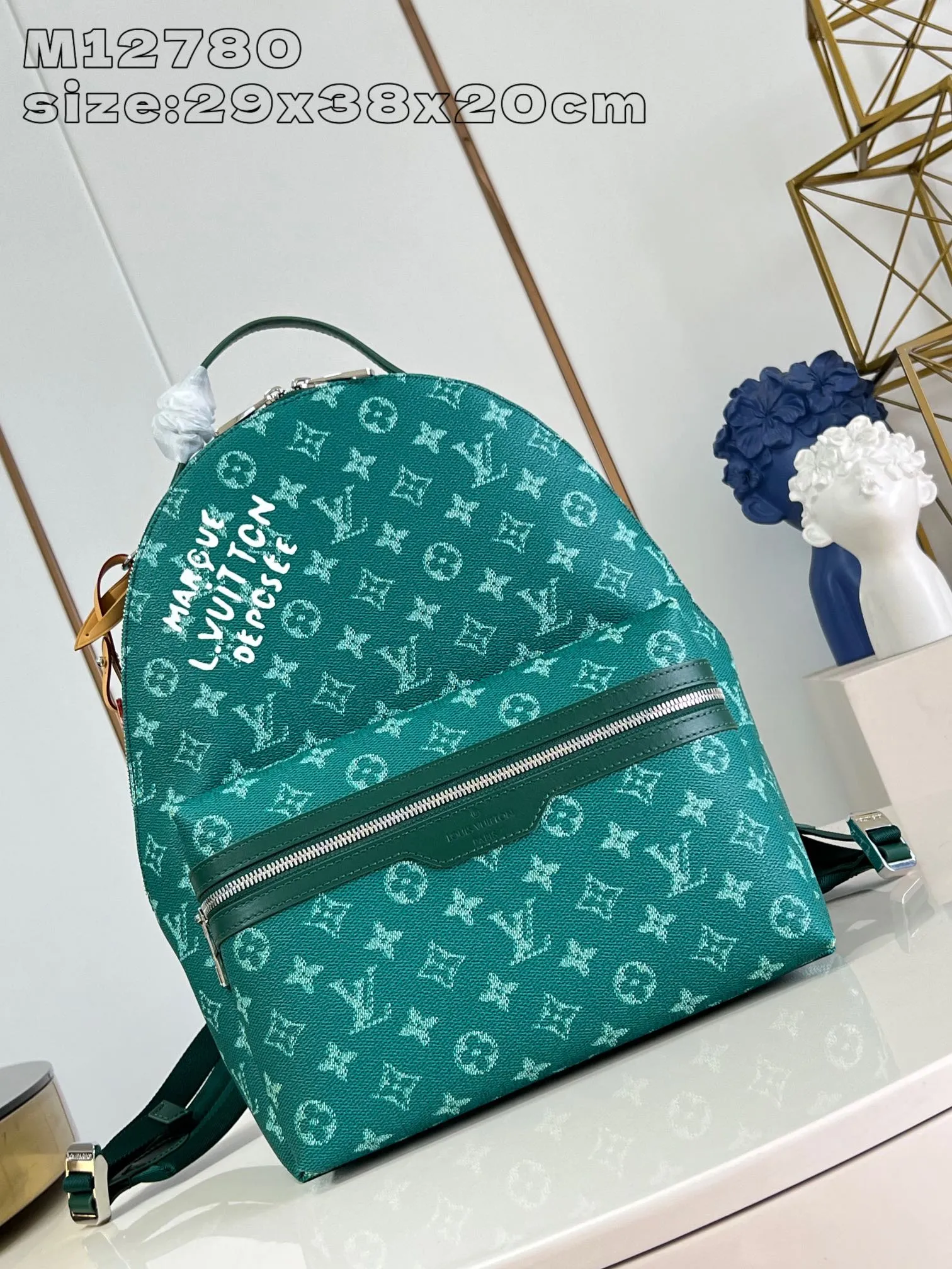 💰1220 Top-quality original individual real shot M12780】This Discovery small backpack is made of Monogram Eclipse canvas, continuing its flexible functions in a more compact configuration. Exterior pockets, zippered front pockets, and open side pockets provide easy access, while interior pockets keep things organized. size：29x38x20cm