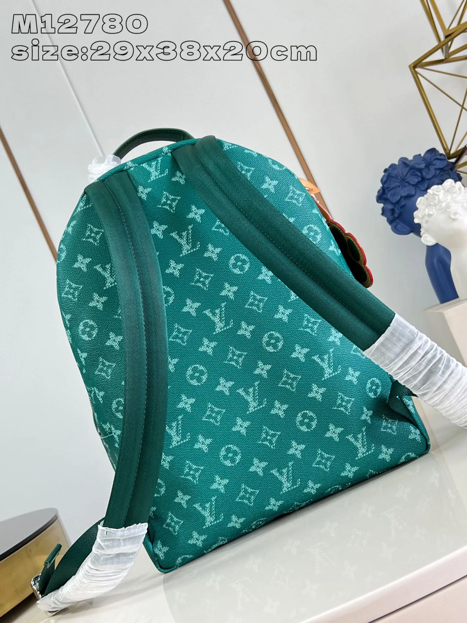 💰1220 Top-quality original individual real shot M12780】This Discovery small backpack is made of Monogram Eclipse canvas, continuing its flexible functions in a more compact configuration. Exterior pockets, zippered front pockets, and open side pockets provide easy access, while interior pockets keep things organized. size：29x38x20cm