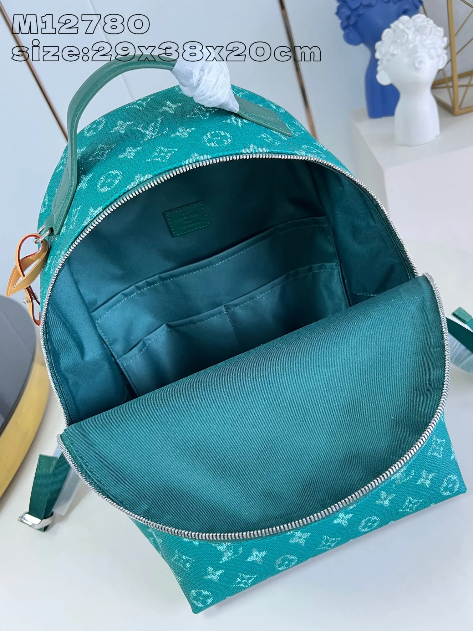 💰1220 Top-quality original individual real shot M12780】This Discovery small backpack is made of Monogram Eclipse canvas, continuing its flexible functions in a more compact configuration. Exterior pockets, zippered front pockets, and open side pockets provide easy access, while interior pockets keep things organized. size：29x38x20cm