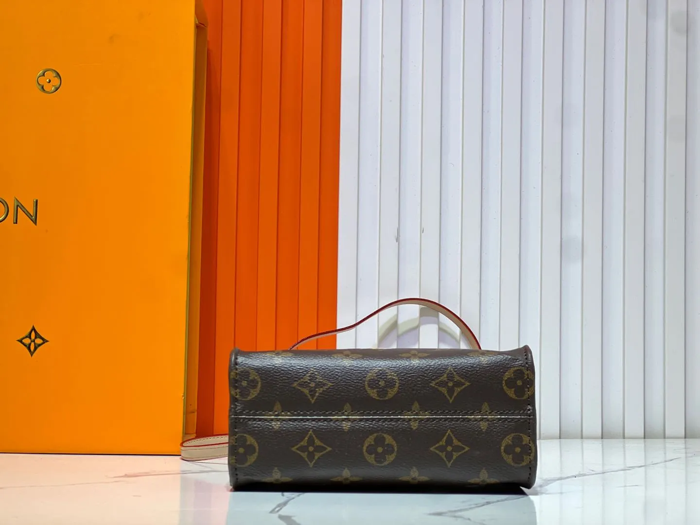 Batch 260💰M46993 M13668!🔥Lv&Takashi Murakami🐼Panda print OnTheGo BB new version The legendary ONTHEGO handbag: always able to meet your various needs for handbags. It has a large capacity but is not bulky. It is stiff and soft to the touch, making it suitable for home and travel. Tighten the side ties and it instantly transforms into a stylish urban handbag. Loosen the straps and it transforms into a chic and practical handbag. The slender leather handle can be carried over the shoulder or between the arms. The model shown here is made of Damier Azur canvas. Size: 18x15x8.5cm