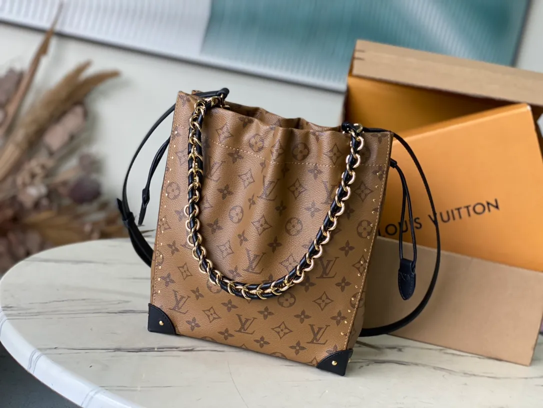 💰960 Top original order M13324 The 2025 Cruise early spring series reinterprets the classic Noe handbag, adding a new member to the Trunk family. The Monogram Reverse canvas bag is equipped with a dazzling braided chain, and the leather corners and drawstring closure continue the iconic details. It can be carried by hand or cross-body to recreate the show look. Dimensions: 23 × 27 × 8 cm