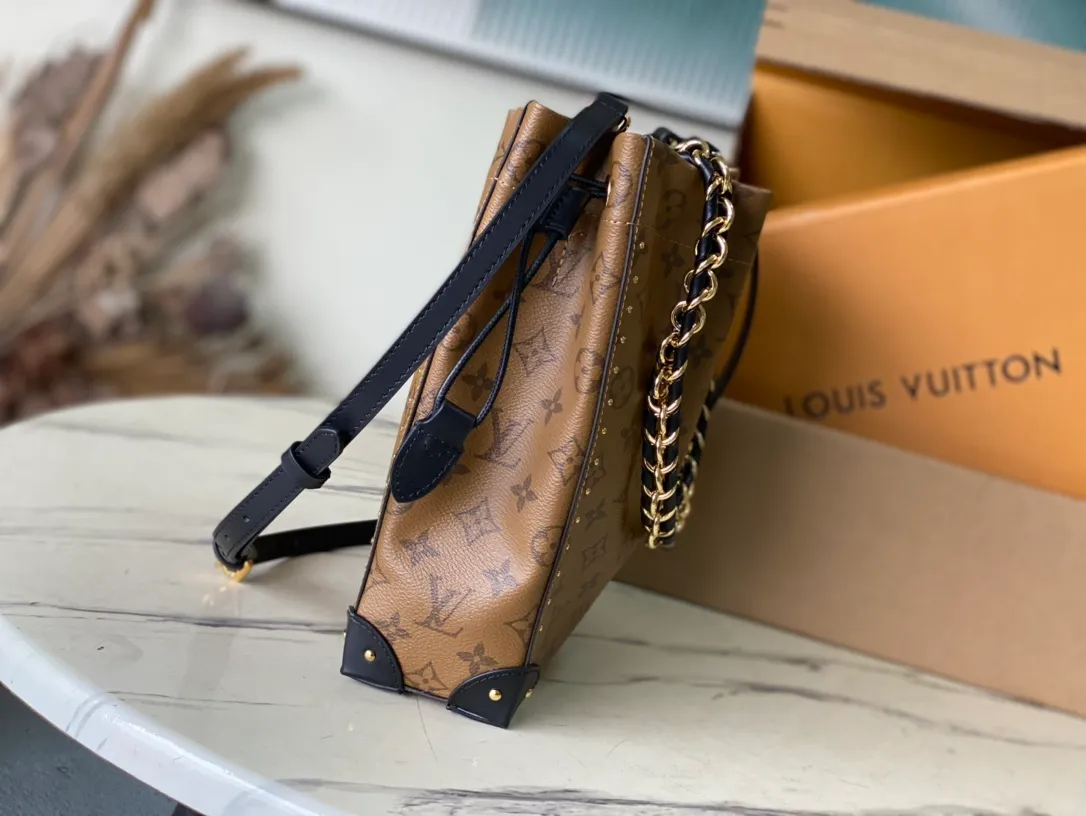 💰960 Top original order M13324 The 2025 Cruise early spring series reinterprets the classic Noe handbag, adding a new member to the Trunk family. The Monogram Reverse canvas bag is equipped with a dazzling braided chain, and the leather corners and drawstring closure continue the iconic details. It can be carried by hand or cross-body to recreate the show look. Dimensions: 23 × 27 × 8 cm