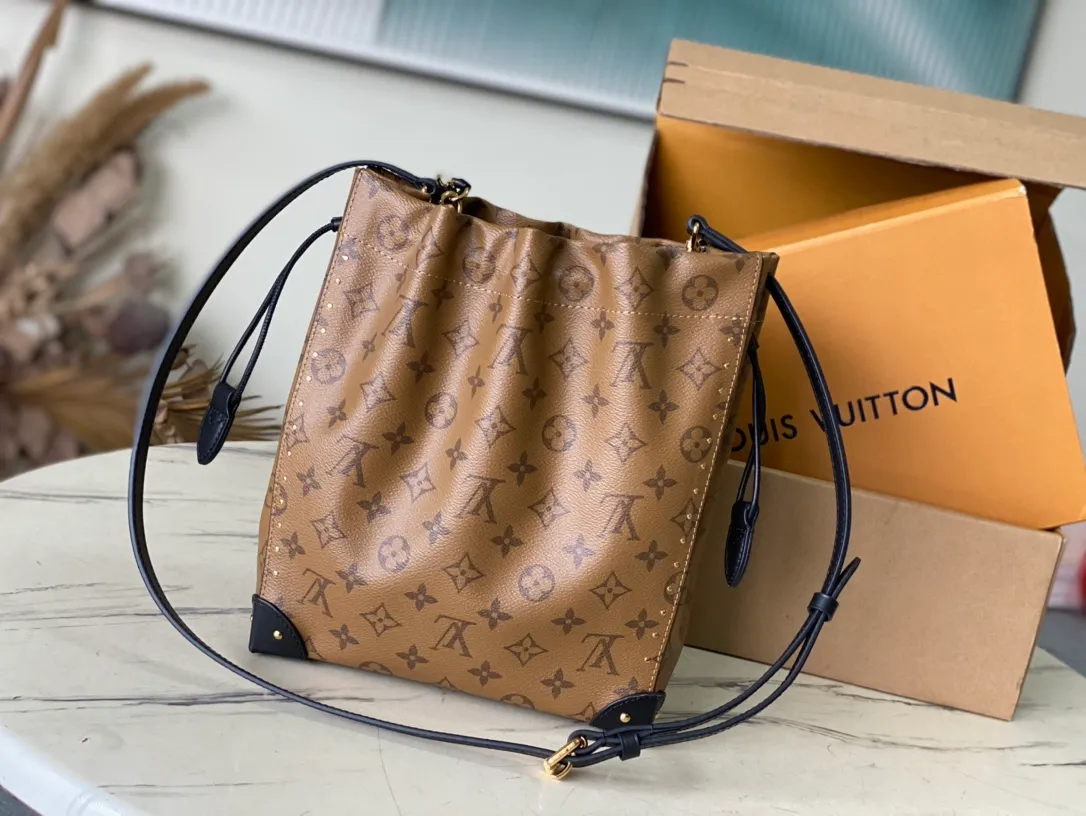 💰960 Top original order M13324 The 2025 Cruise early spring series reinterprets the classic Noe handbag, adding a new member to the Trunk family. The Monogram Reverse canvas bag is equipped with a dazzling braided chain, and the leather corners and drawstring closure continue the iconic details. It can be carried by hand or cross-body to recreate the show look. Dimensions: 23 × 27 × 8 cm