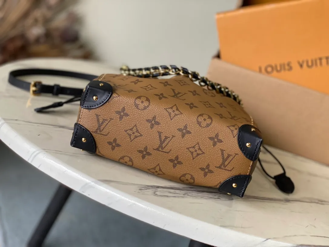 💰960 Top original order M13324 The 2025 Cruise early spring series reinterprets the classic Noe handbag, adding a new member to the Trunk family. The Monogram Reverse canvas bag is equipped with a dazzling braided chain, and the leather corners and drawstring closure continue the iconic details. It can be carried by hand or cross-body to recreate the show look. Dimensions: 23 × 27 × 8 cm