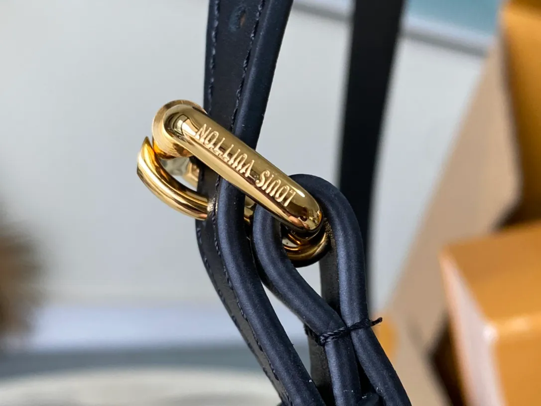 💰960 Top original order M13324 The 2025 Cruise early spring series reinterprets the classic Noe handbag, adding a new member to the Trunk family. The Monogram Reverse canvas bag is equipped with a dazzling braided chain, and the leather corners and drawstring closure continue the iconic details. It can be carried by hand or cross-body to recreate the show look. Dimensions: 23 × 27 × 8 cm