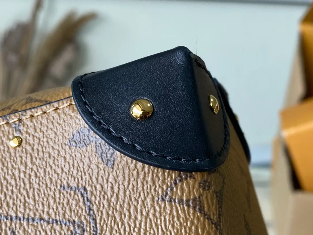 💰960 Top original order M13324 The 2025 Cruise early spring series reinterprets the classic Noe handbag, adding a new member to the Trunk family. The Monogram Reverse canvas bag is equipped with a dazzling braided chain, and the leather corners and drawstring closure continue the iconic details. It can be carried by hand or cross-body to recreate the show look. Dimensions: 23 × 27 × 8 cm