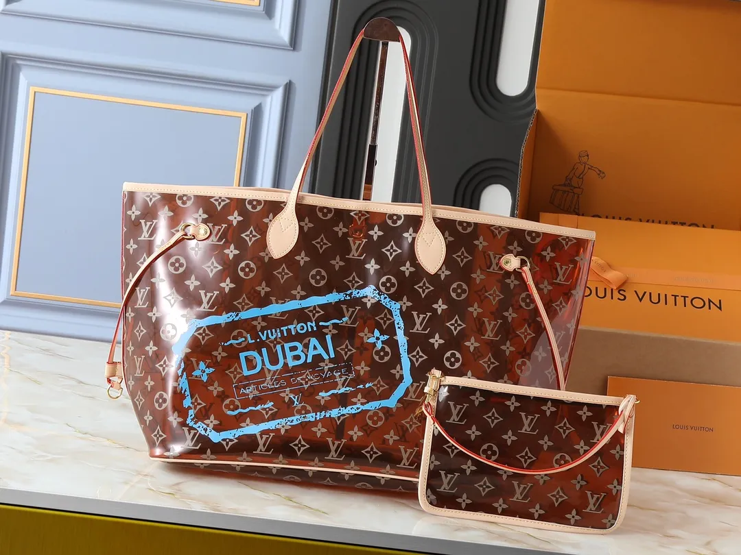 💰280💰Upgraded from the original M14491 M14490 M40990 This Neverfull large tote bag is made of soft Monogram canvas with cow leather trim, and is lined with colorful fabrics in a spacious configuration. The straps on both sides can be tightened or stretched to create a different style. The slim handle makes it easy to carry over the shoulder or elbow, and the removable zipper bag can be used as a clutch or pocket. Dimensions: 39 x 32 x 19 cm (length x height x width)