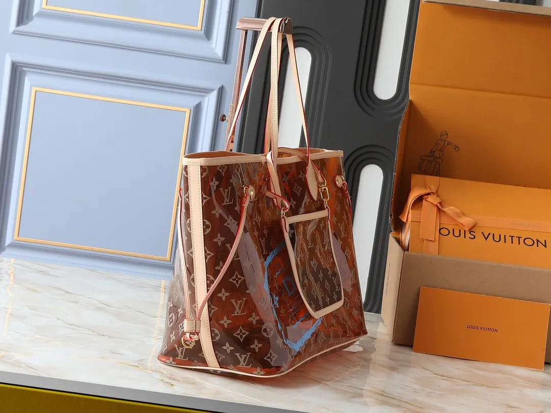 💰280💰Upgraded from the original M14491 M14490 M40990 This Neverfull large tote bag is made of soft Monogram canvas with cow leather trim, and is lined with colorful fabrics in a spacious configuration. The straps on both sides can be tightened or stretched to create a different style. The slim handle makes it easy to carry over the shoulder or elbow, and the removable zipper bag can be used as a clutch or pocket. Dimensions: 39 x 32 x 19 cm (length x height x width)