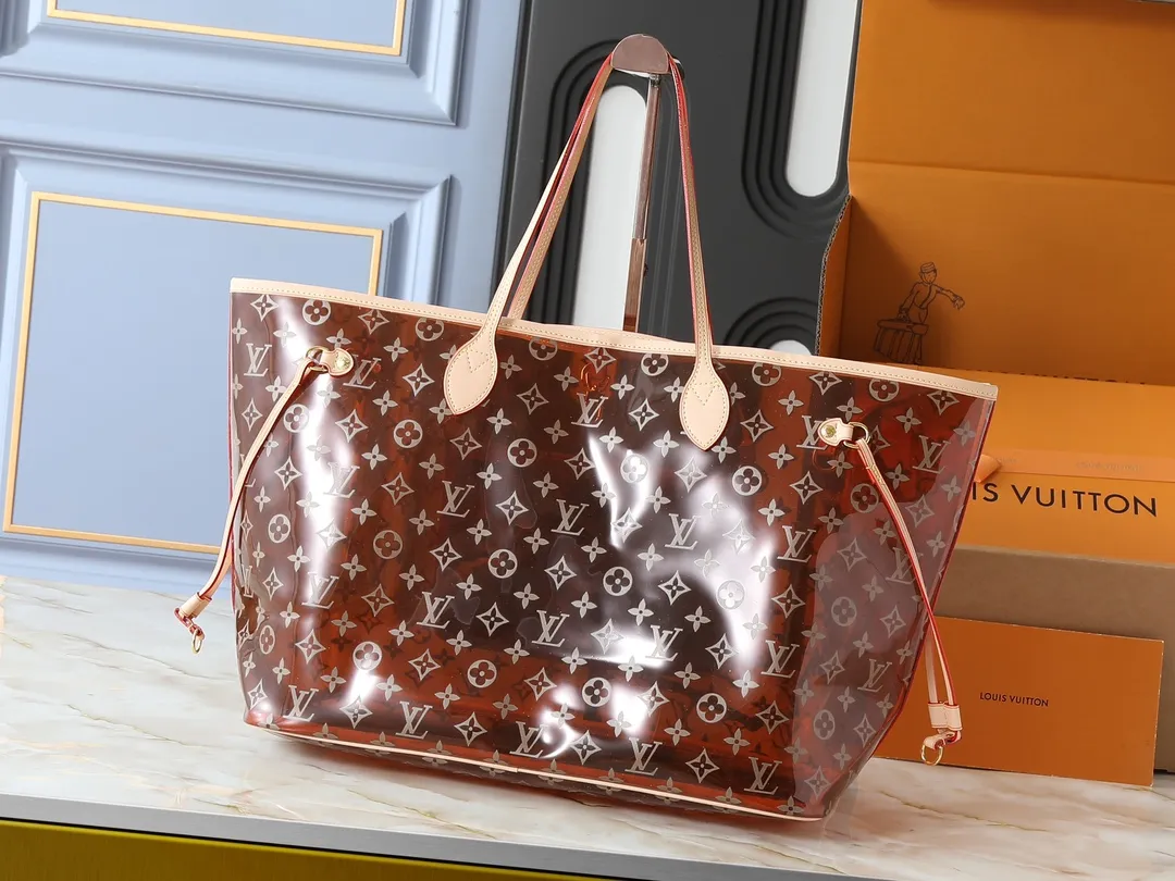 💰280💰Upgraded from the original M14491 M14490 M40990 This Neverfull large tote bag is made of soft Monogram canvas with cow leather trim, and is lined with colorful fabrics in a spacious configuration. The straps on both sides can be tightened or stretched to create a different style. The slim handle makes it easy to carry over the shoulder or elbow, and the removable zipper bag can be used as a clutch or pocket. Dimensions: 39 x 32 x 19 cm (length x height x width)