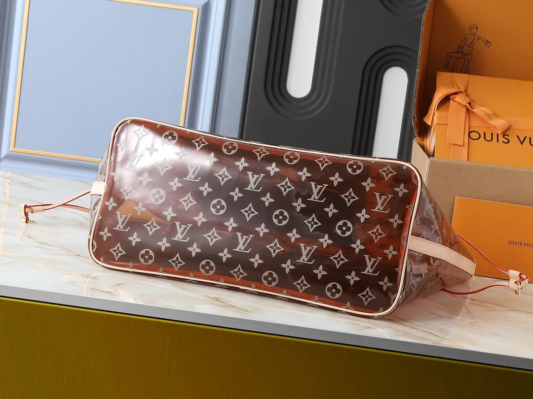 💰280💰Upgraded from the original M14491 M14490 M40990 This Neverfull large tote bag is made of soft Monogram canvas with cow leather trim, and is lined with colorful fabrics in a spacious configuration. The straps on both sides can be tightened or stretched to create a different style. The slim handle makes it easy to carry over the shoulder or elbow, and the removable zipper bag can be used as a clutch or pocket. Dimensions: 39 x 32 x 19 cm (length x height x width)