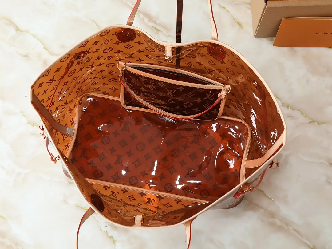 💰280💰Upgraded from the original M14491 M14490 M40990 This Neverfull large tote bag is made of soft Monogram canvas with cow leather trim, and is lined with colorful fabrics in a spacious configuration. The straps on both sides can be tightened or stretched to create a different style. The slim handle makes it easy to carry over the shoulder or elbow, and the removable zipper bag can be used as a clutch or pocket. Dimensions: 39 x 32 x 19 cm (length x height x width)