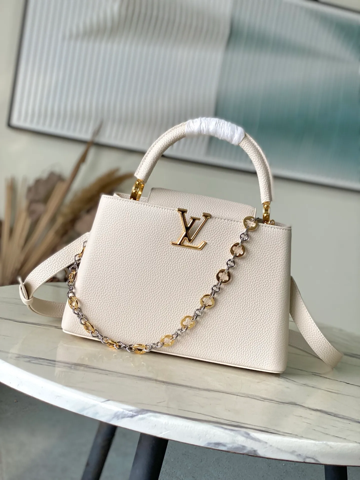 💰2480 "Special Grade Original Leather" M12935 Milk White Medium This Capucines medium handbag is from the Chain On You series. It uses Taurillon cow leather to focus on the brand's ingenuity and sophisticated craftsmanship. The jewelry-style double-plated chain is embellished with Monogram flowers, and the rounded LV letters and metal parts add elegant touches. Whether worn cross-body, hand-carried or shoulder-carried, it can display elegant style. Dimensions: 31.5 × 20 × 11 cm