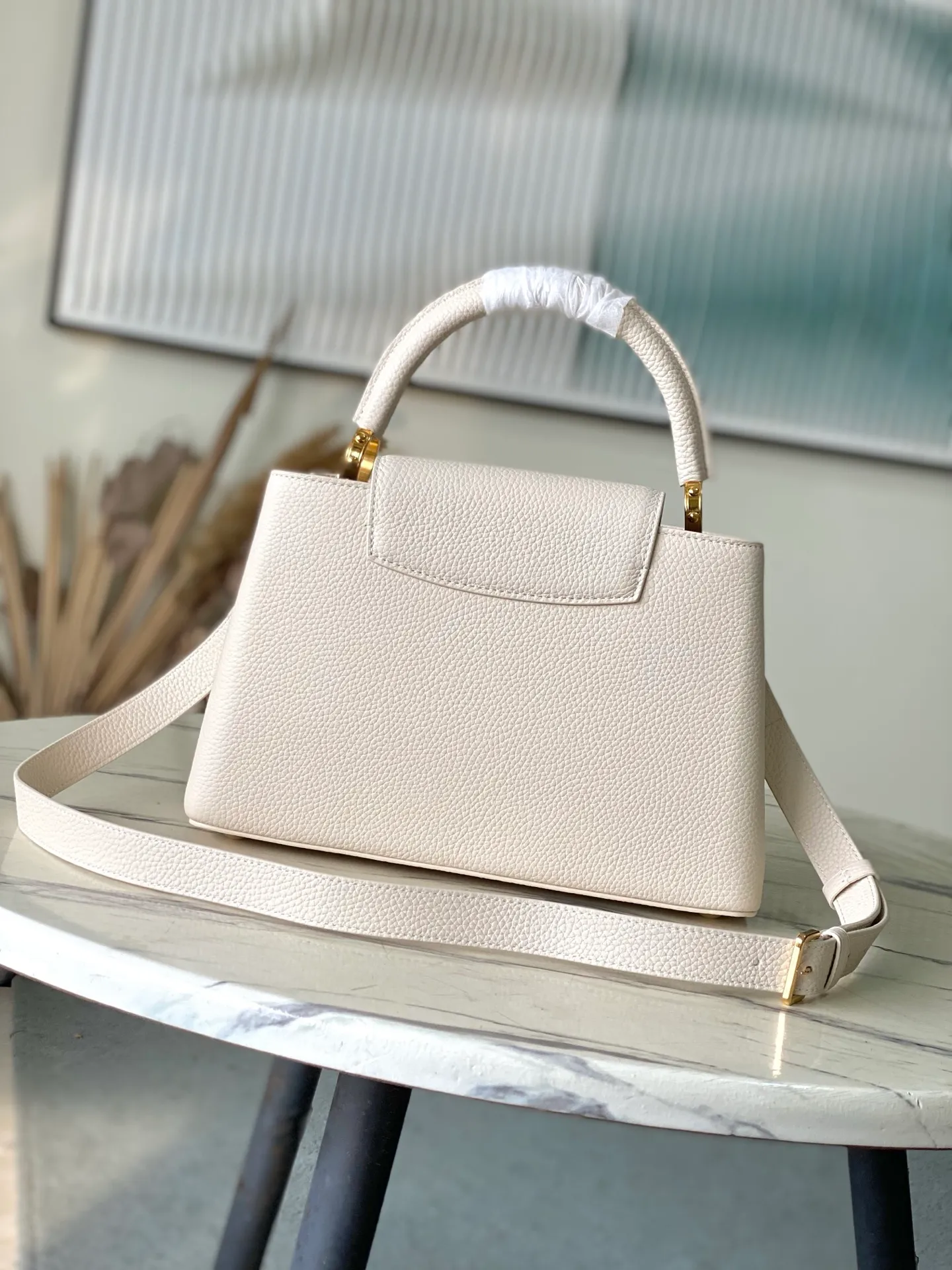 💰2480 "Special Grade Original Leather" M12935 Milk White Medium This Capucines medium handbag is from the Chain On You series. It uses Taurillon cow leather to focus on the brand's ingenuity and sophisticated craftsmanship. The jewelry-style double-plated chain is embellished with Monogram flowers, and the rounded LV letters and metal parts add elegant touches. Whether worn cross-body, hand-carried or shoulder-carried, it can display elegant style. Dimensions: 31.5 × 20 × 11 cm