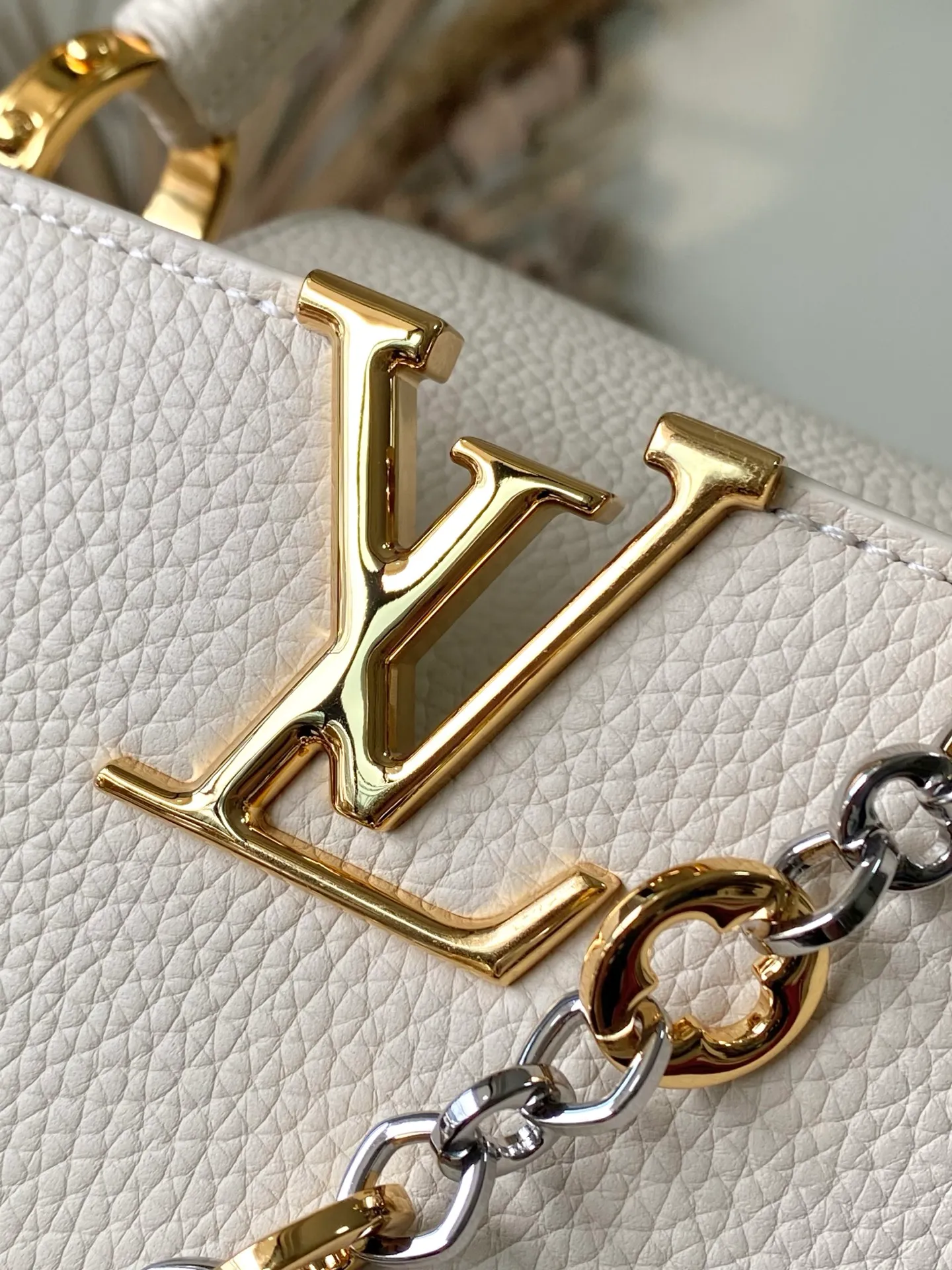 💰2480 "Special Grade Original Leather" M12935 Milk White Medium This Capucines medium handbag is from the Chain On You series. It uses Taurillon cow leather to focus on the brand's ingenuity and sophisticated craftsmanship. The jewelry-style double-plated chain is embellished with Monogram flowers, and the rounded LV letters and metal parts add elegant touches. Whether worn cross-body, hand-carried or shoulder-carried, it can display elegant style. Dimensions: 31.5 × 20 × 11 cm