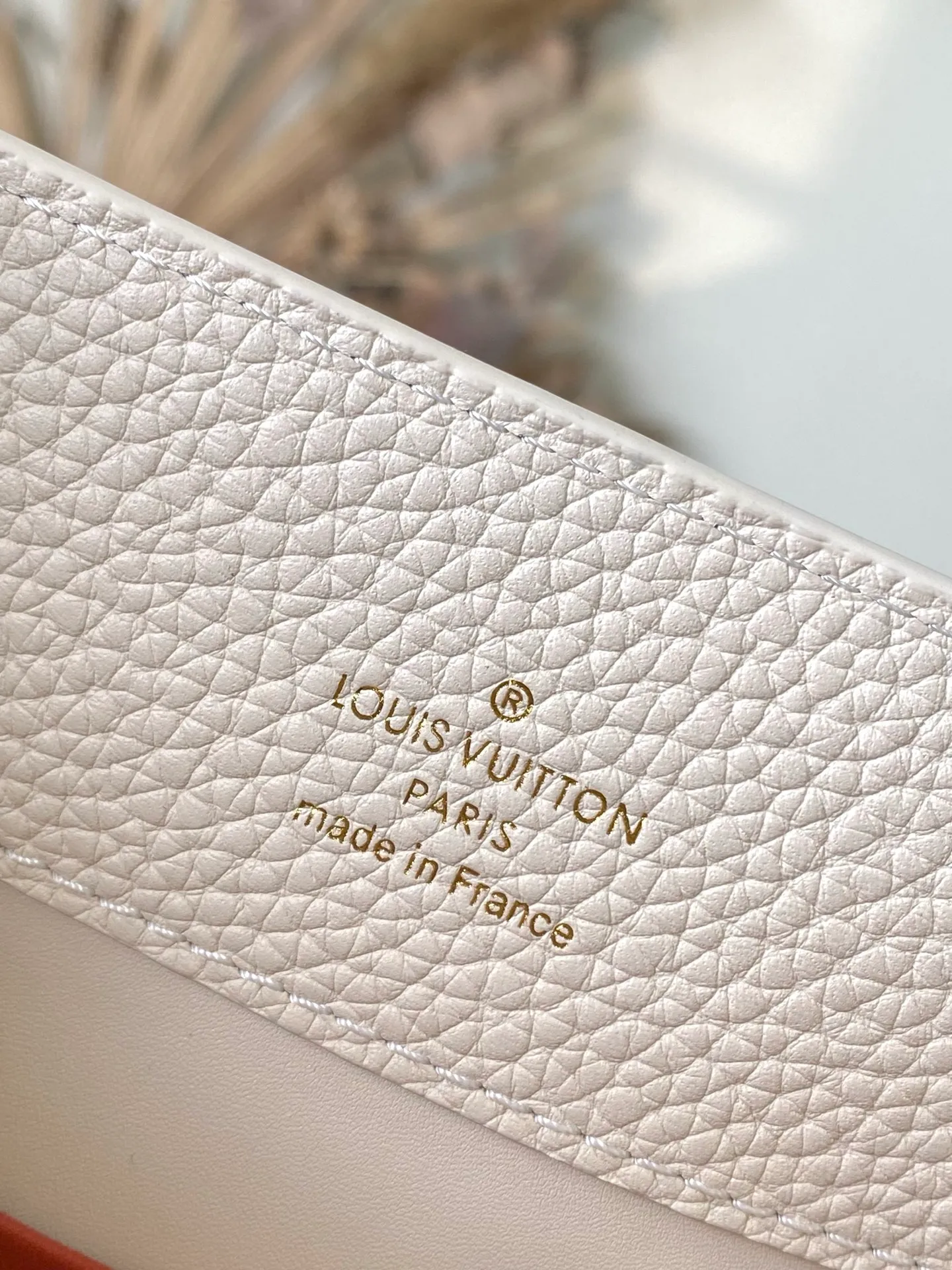 💰2480 "Special Grade Original Leather" M12935 Milk White Medium This Capucines medium handbag is from the Chain On You series. It uses Taurillon cow leather to focus on the brand's ingenuity and sophisticated craftsmanship. The jewelry-style double-plated chain is embellished with Monogram flowers, and the rounded LV letters and metal parts add elegant touches. Whether worn cross-body, hand-carried or shoulder-carried, it can display elegant style. Dimensions: 31.5 × 20 × 11 cm