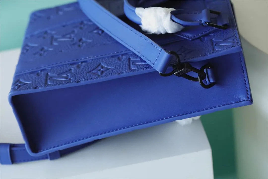 Premium quality M46453 embossed blue mini men's bag series As a compact handbag in the Sac Plat series, the Monogram Eclipse coated canvas, cow leather trim, fabric lining, Sac Plat mini handbag this time combines Monogram Eclipse canvas, leather trim and metal parts, with a removable nameplate and wide cow leather side straps. All embossed mini organ blue oo[handshake][handshake] The cross-body design has ample space to accommodate a smartphone, wallet and keys.  Dimensions: 19 x 22 x 7 cm