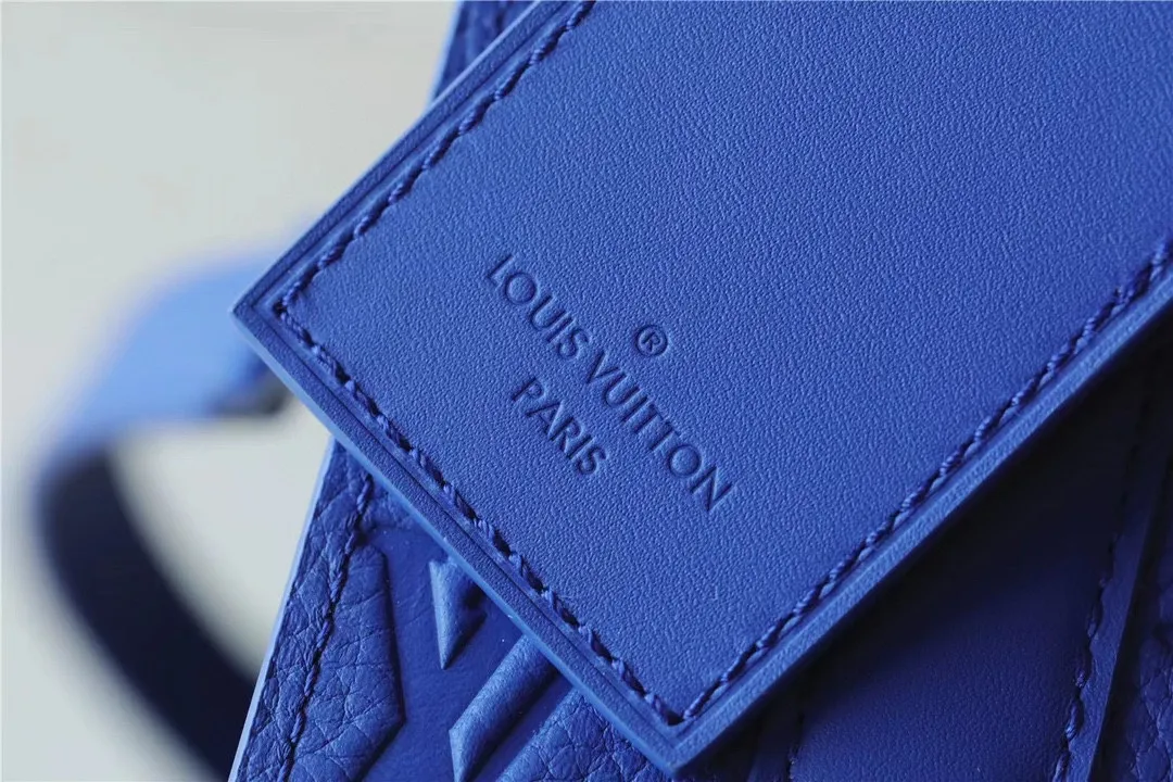 Premium quality M46453 embossed blue mini men's bag series As a compact handbag in the Sac Plat series, the Monogram Eclipse coated canvas, cow leather trim, fabric lining, Sac Plat mini handbag this time combines Monogram Eclipse canvas, leather trim and metal parts, with a removable nameplate and wide cow leather side straps. All embossed mini organ blue oo[handshake][handshake] The cross-body design has ample space to accommodate a smartphone, wallet and keys.  Dimensions: 19 x 22 x 7 cm