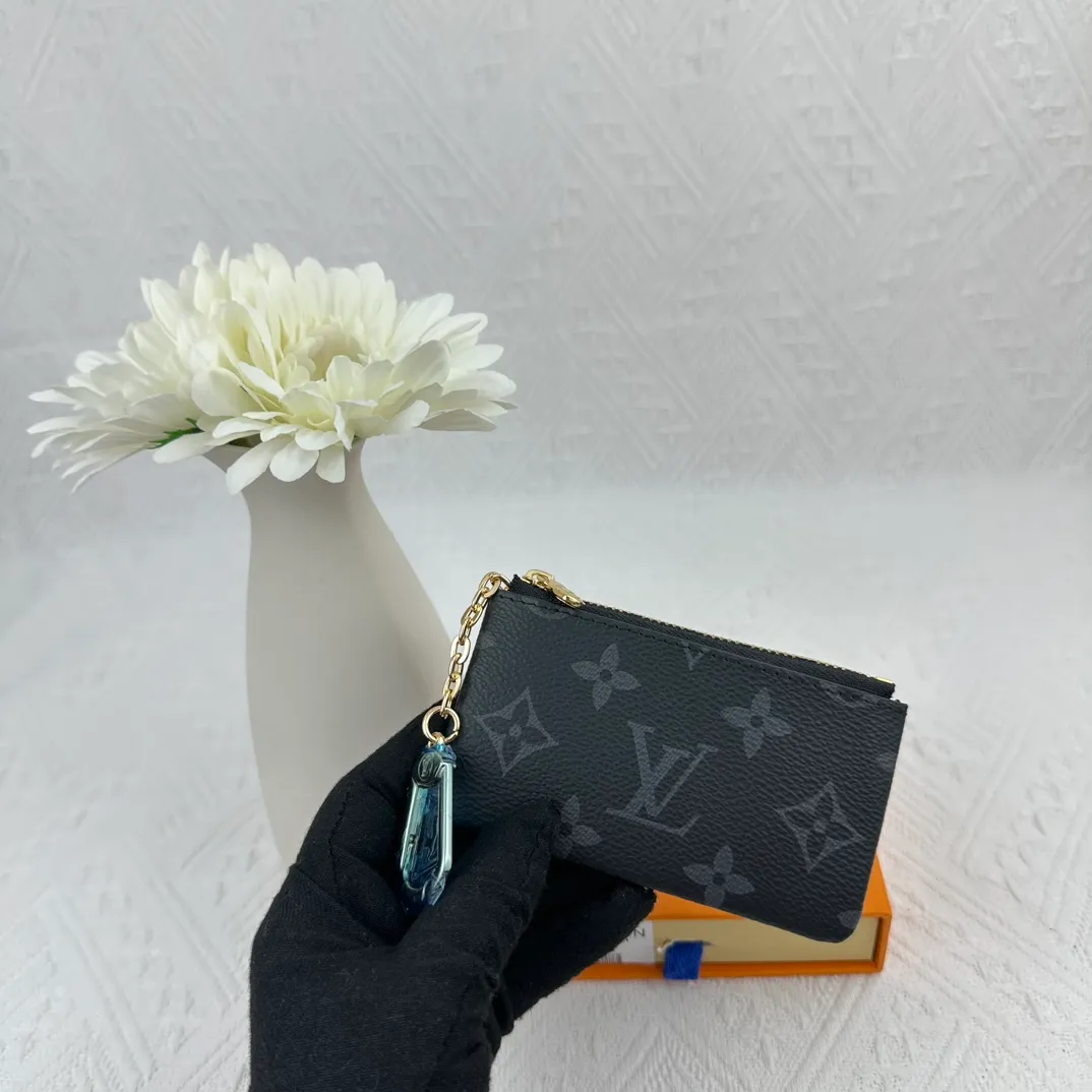 P64 M62650 This key bag is made of Monogram Empreinte leather. The zipper design can securely store keys, coins, cards, lipstick and other personal items. It can also be fixed to the D-ring in a handbag, belt or Louis Vuitton handbag. It is elegant and practical. Size: 12*7*1.5cm