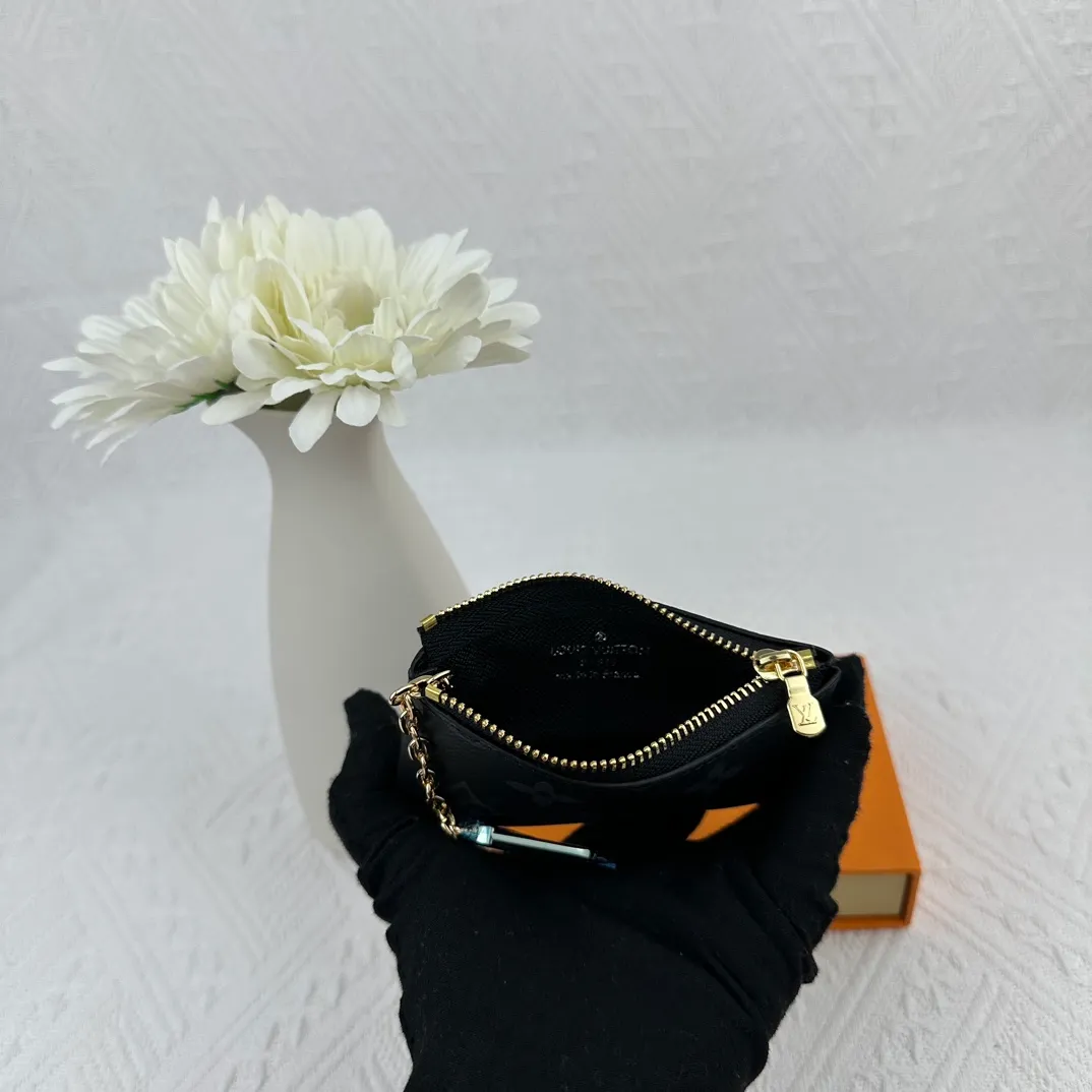 P64 M62650 This key bag is made of Monogram Empreinte leather. The zipper design can securely store keys, coins, cards, lipstick and other personal items. It can also be fixed to the D-ring in a handbag, belt or Louis Vuitton handbag. It is elegant and practical. Size: 12*7*1.5cm