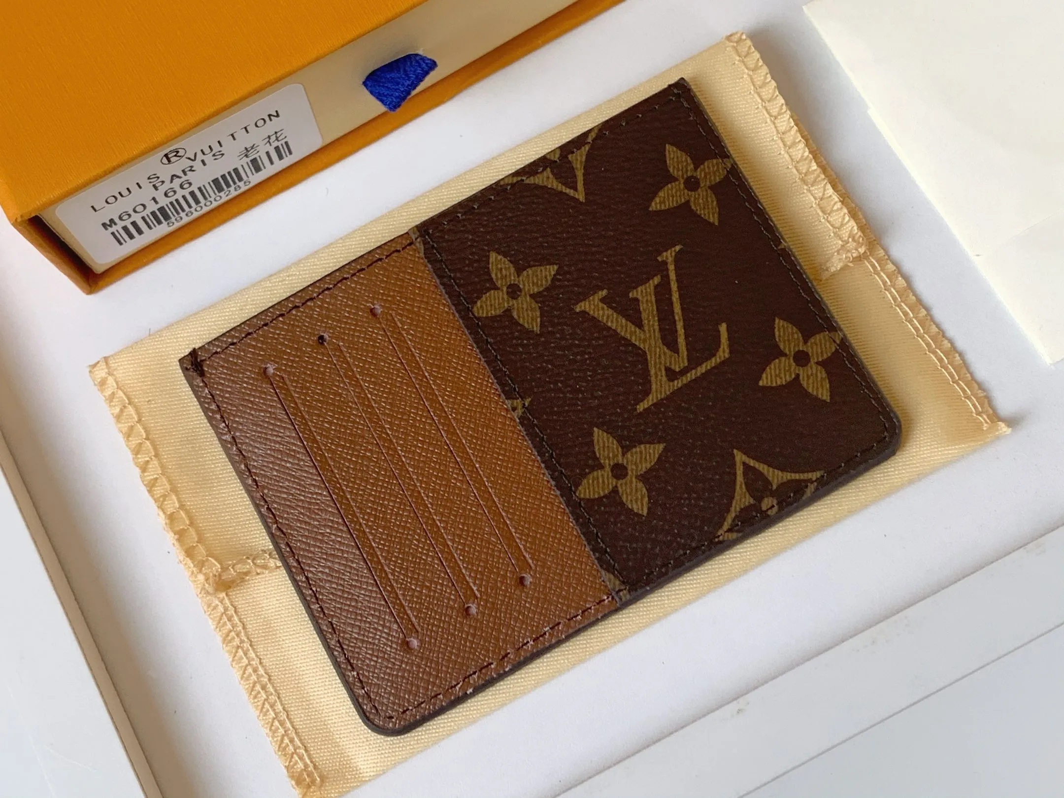 💰80 💎Card Holder Neo Card Holder made of Monogram Macassar canvas is the first choice for carrying important cards. Black leather trim makes the classic Louis Vuitton pattern even more eye-catching. Model: M60166. Size: 7.5*12