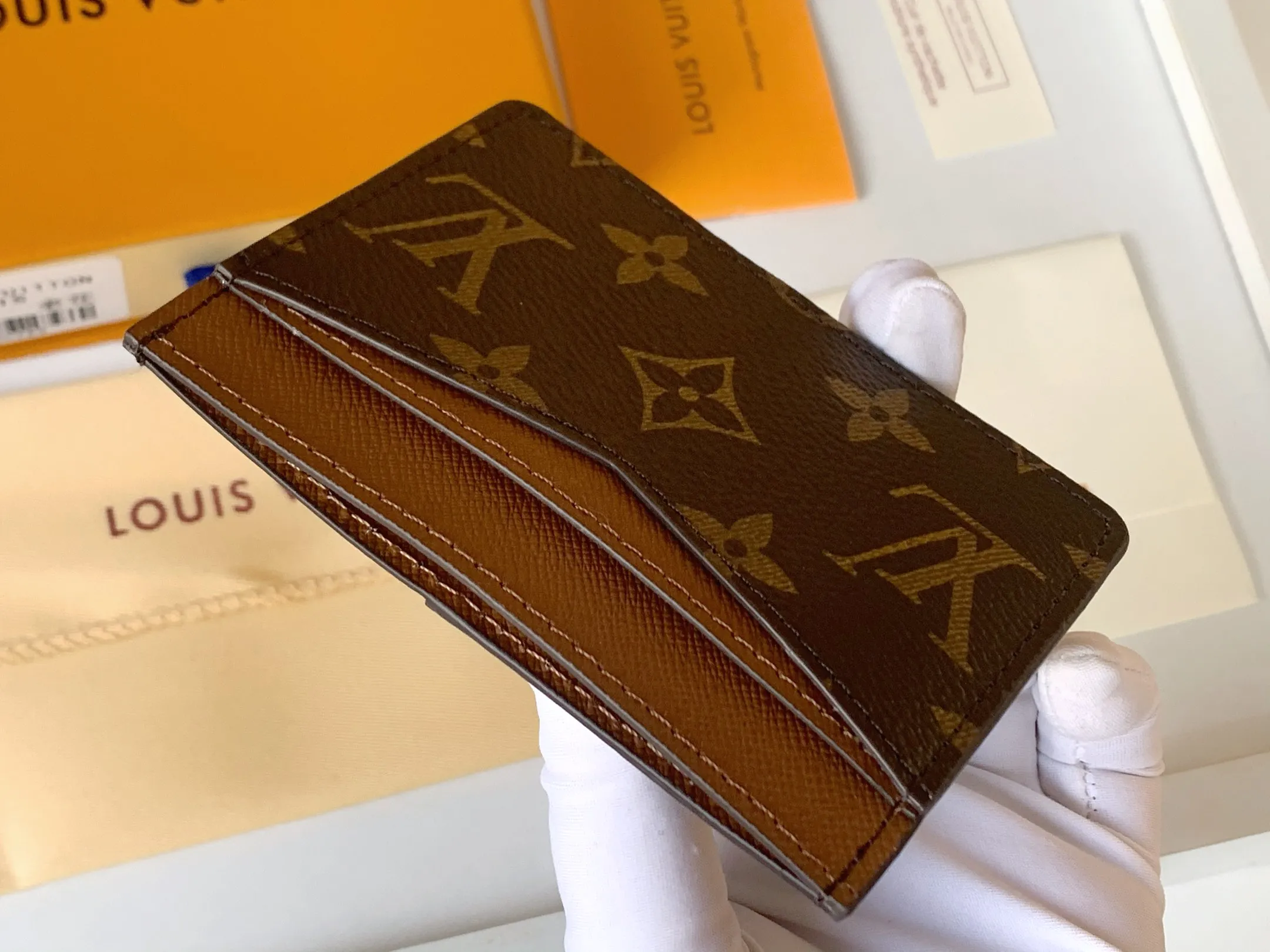 💰80 💎Card Holder Neo Card Holder made of Monogram Macassar canvas is the first choice for carrying important cards. Black leather trim makes the classic Louis Vuitton pattern even more eye-catching. Model: M60166. Size: 7.5*12